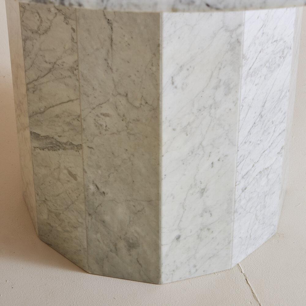 Vintage White Marble Round Dining Table With Faceted Pedestal Base In Good Condition In Chicago, IL