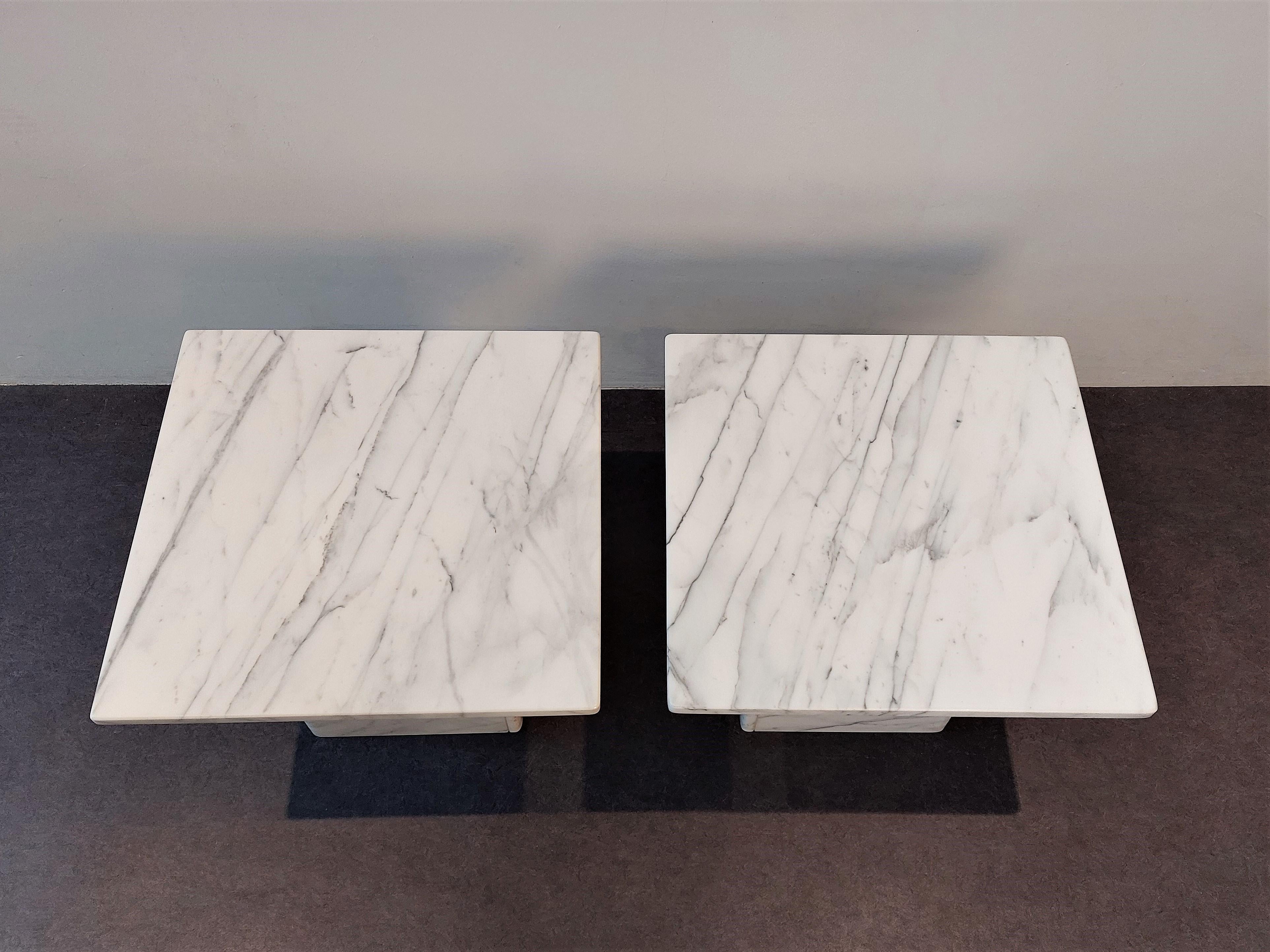 Quadratischer Beistelltisch aus weißem Marmor, 2 Stück verfügbar im Zustand „Gut“ im Angebot in Steenwijk, NL