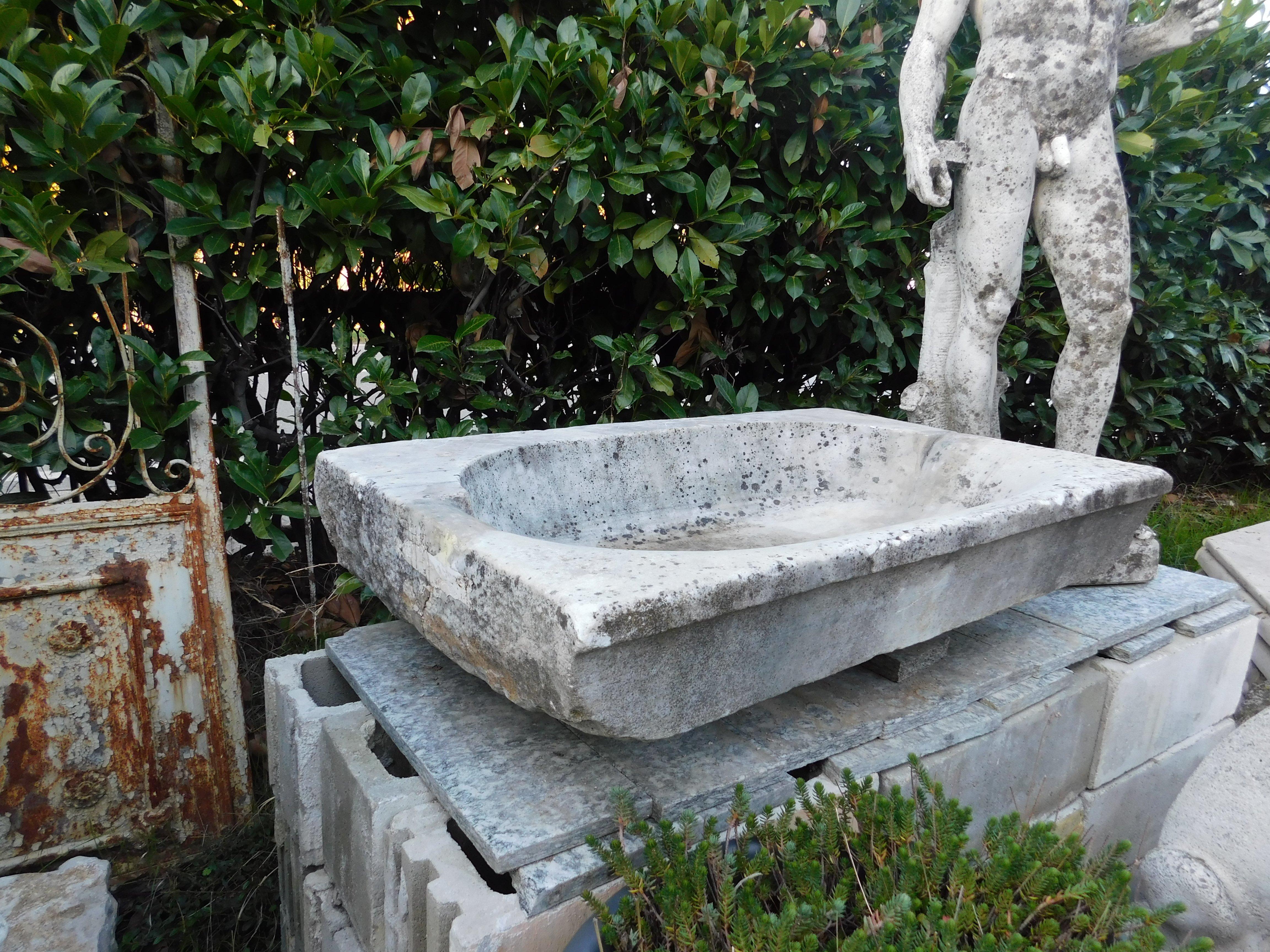 Vintage White Marble Stone Sink, 1900s Italy In Good Condition For Sale In Cuneo, Italy (CN)