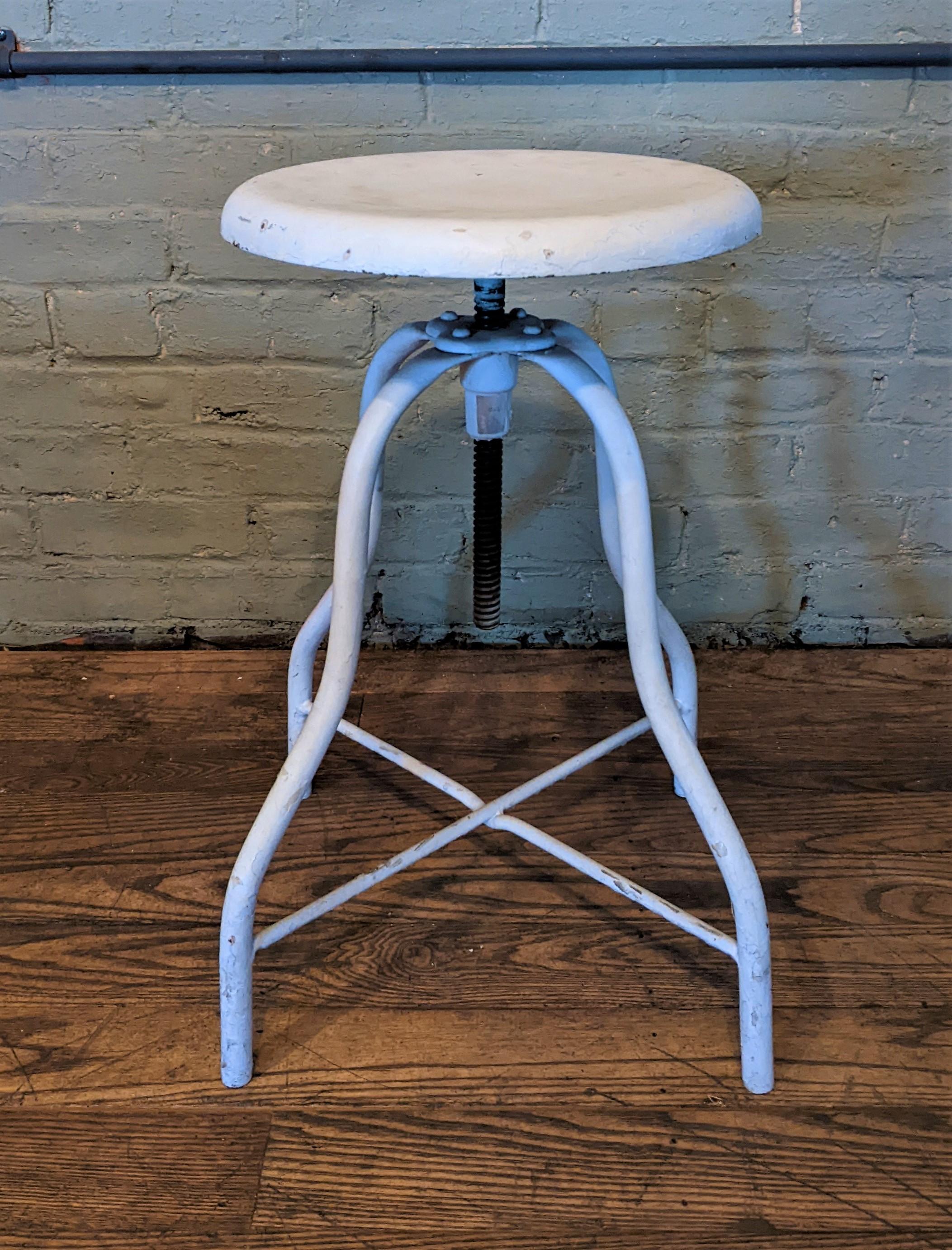 Vintage White Medical Stool In Good Condition For Sale In Oakville, CT