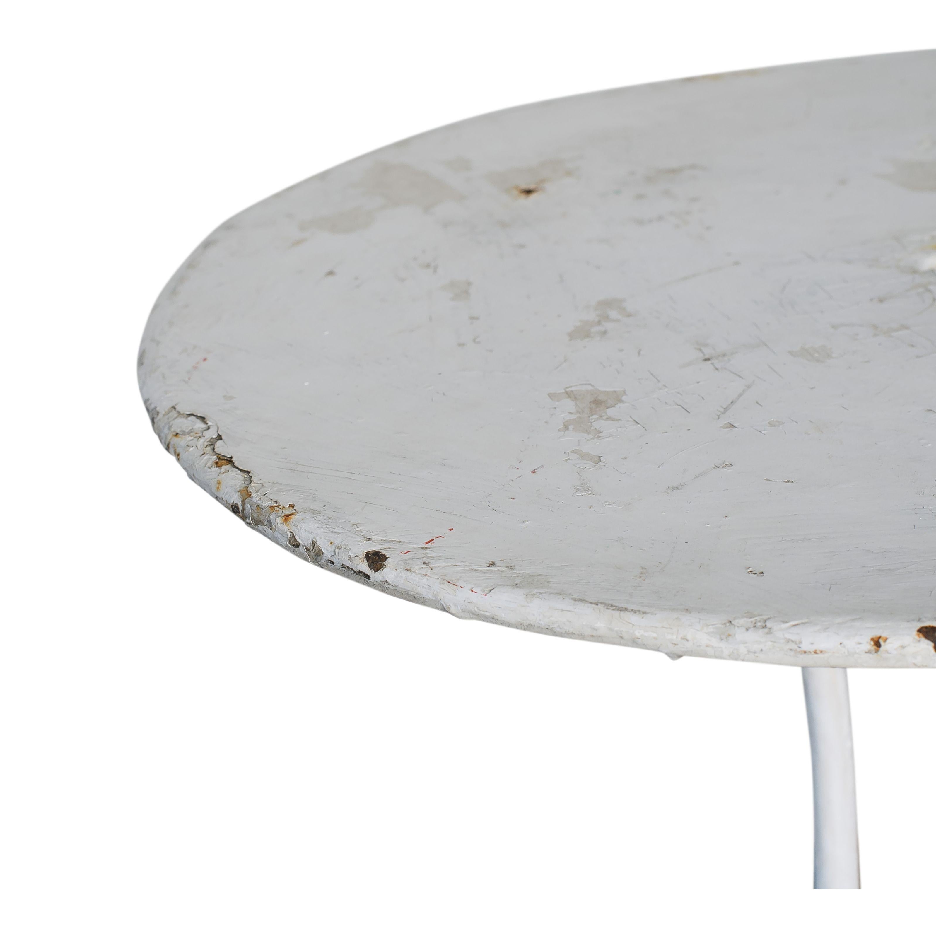 Table de bar vintage en métal blanc de France État moyen - En vente à Fullerton, CA
