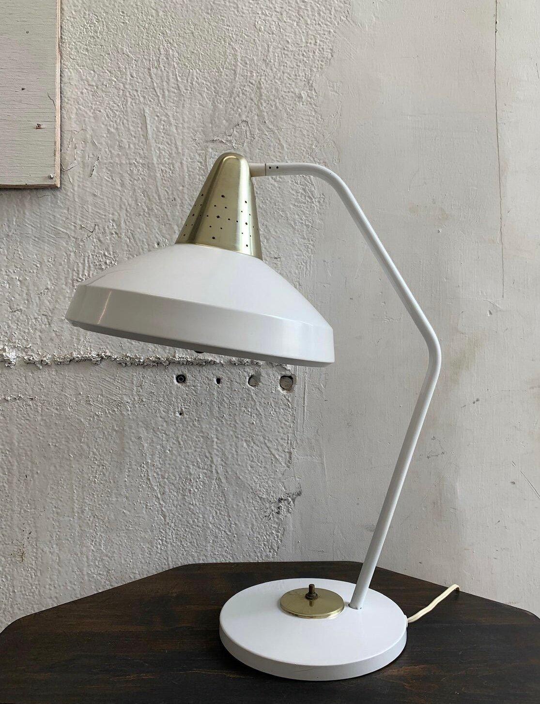 Mid-Century Modern Lampe de bureau vintage en métal blanc de Swivelier, attribuée à Bill Scarlett, années 1960 en vente