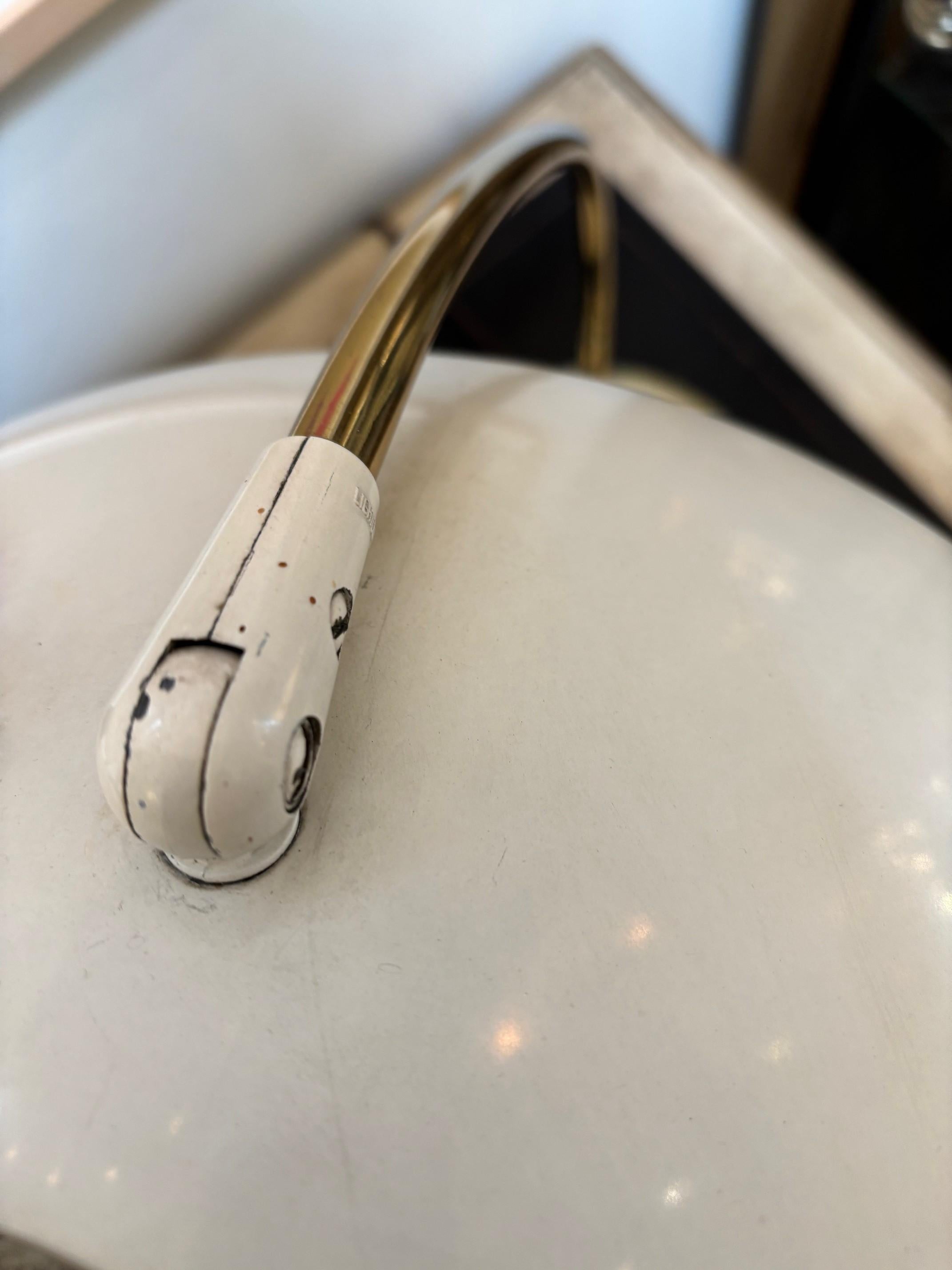 Schreibtischlampe aus weißem Metallschirm und weißem Metallfuß von Lightolier, Vintage im Angebot 6