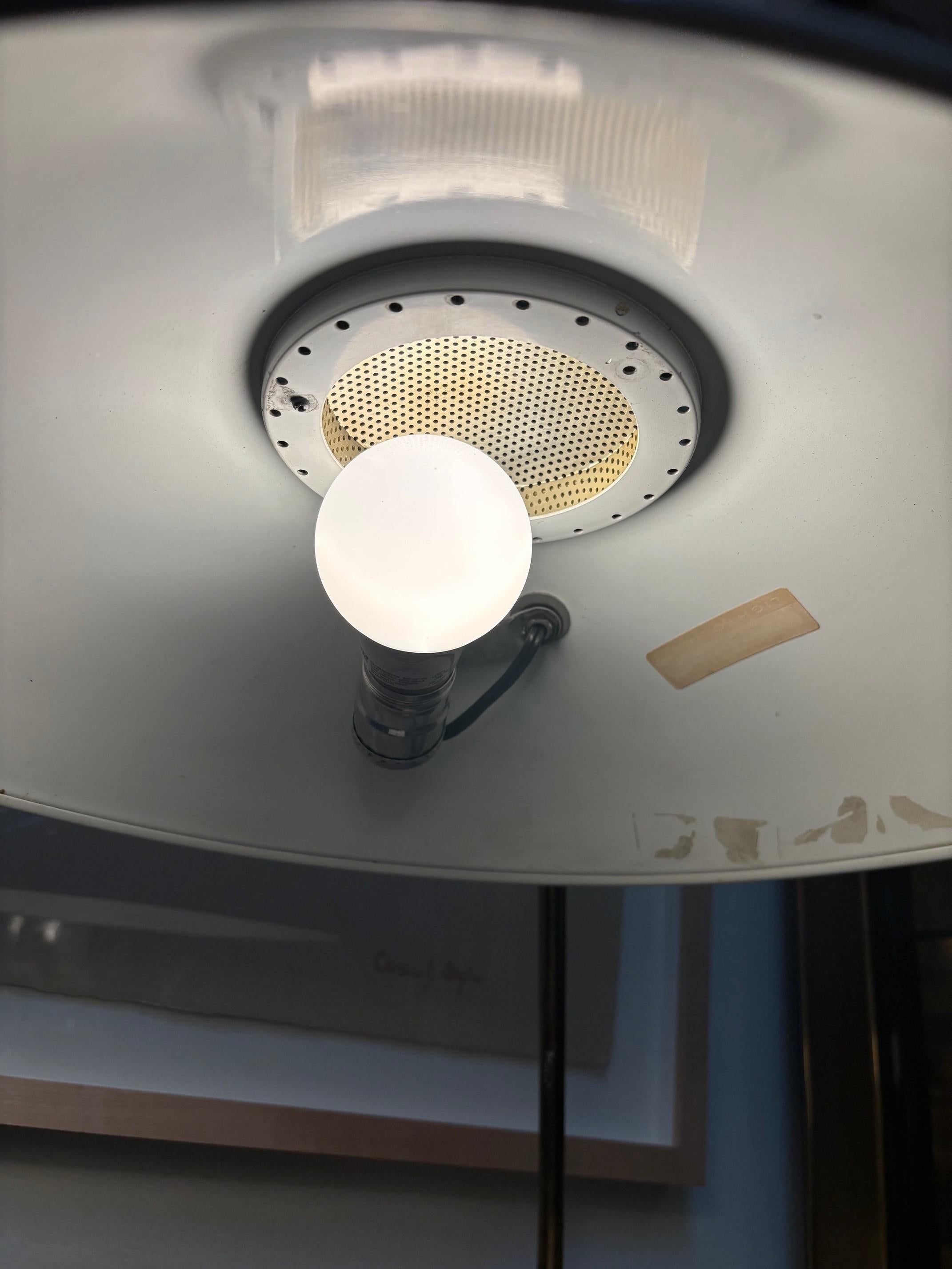 Schreibtischlampe aus weißem Metallschirm und weißem Metallfuß von Lightolier, Vintage im Angebot 7