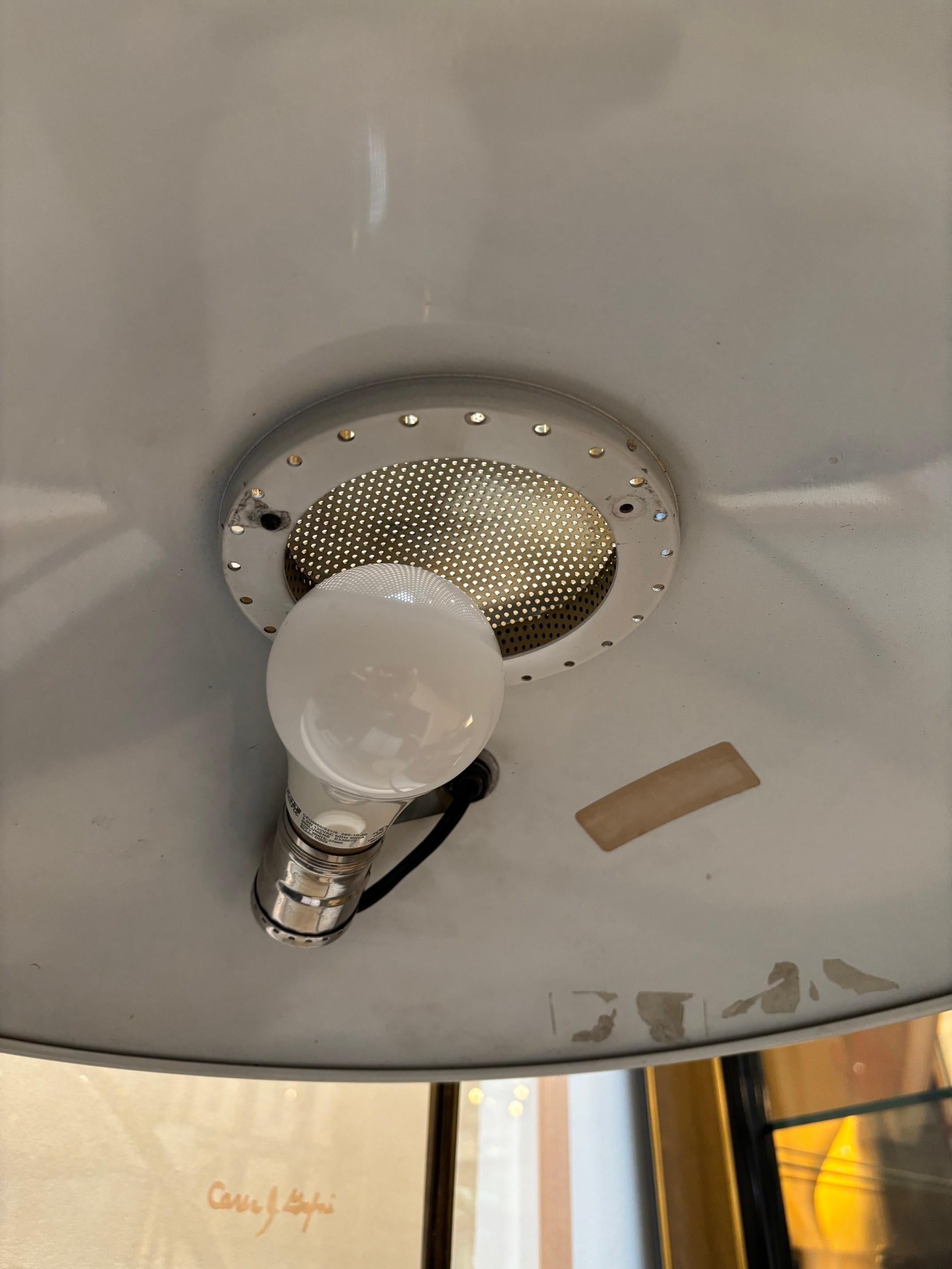 Schreibtischlampe aus weißem Metallschirm und weißem Metallfuß von Lightolier, Vintage im Angebot 3