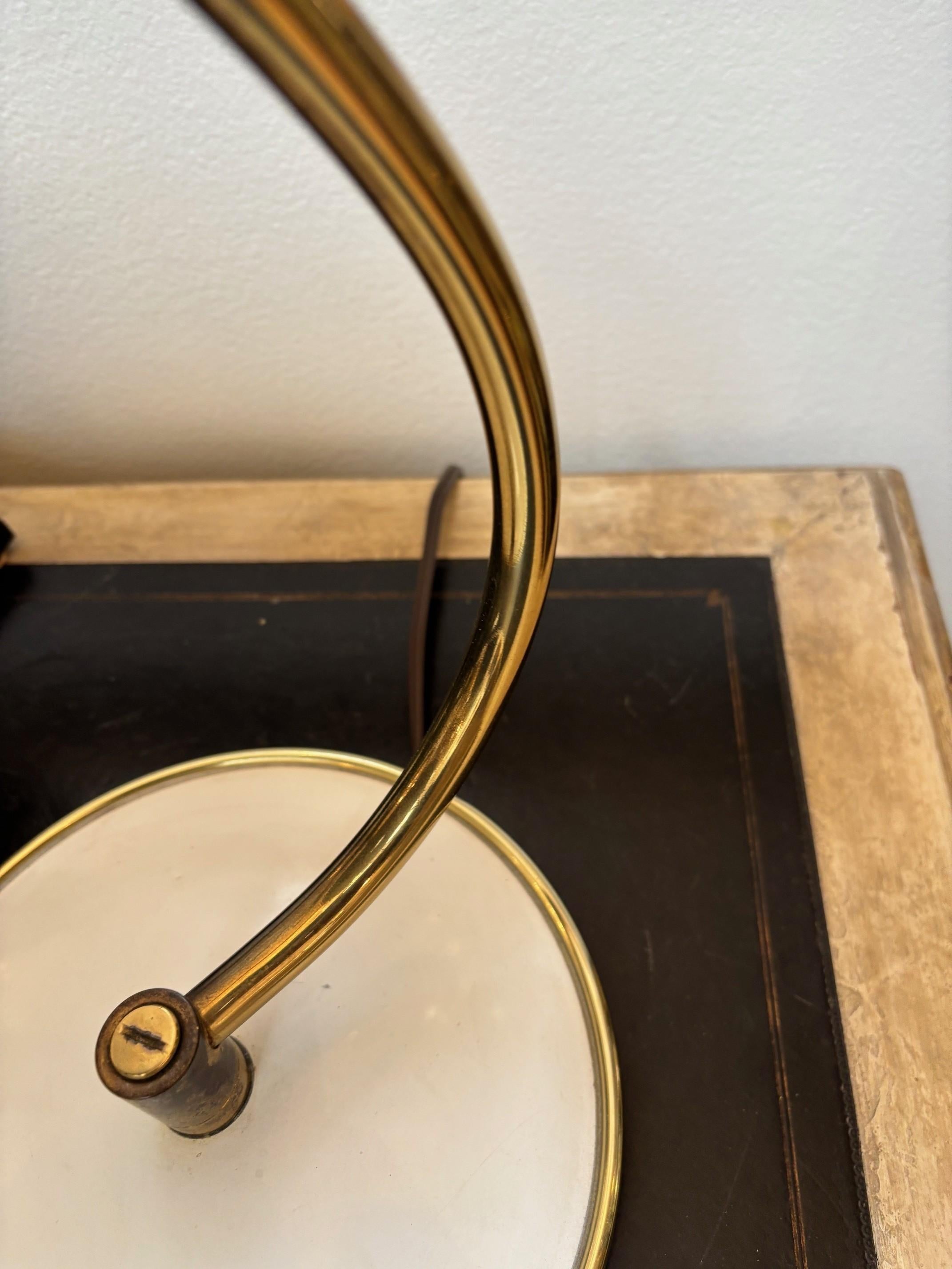 Schreibtischlampe aus weißem Metallschirm und weißem Metallfuß von Lightolier, Vintage (Messing) im Angebot