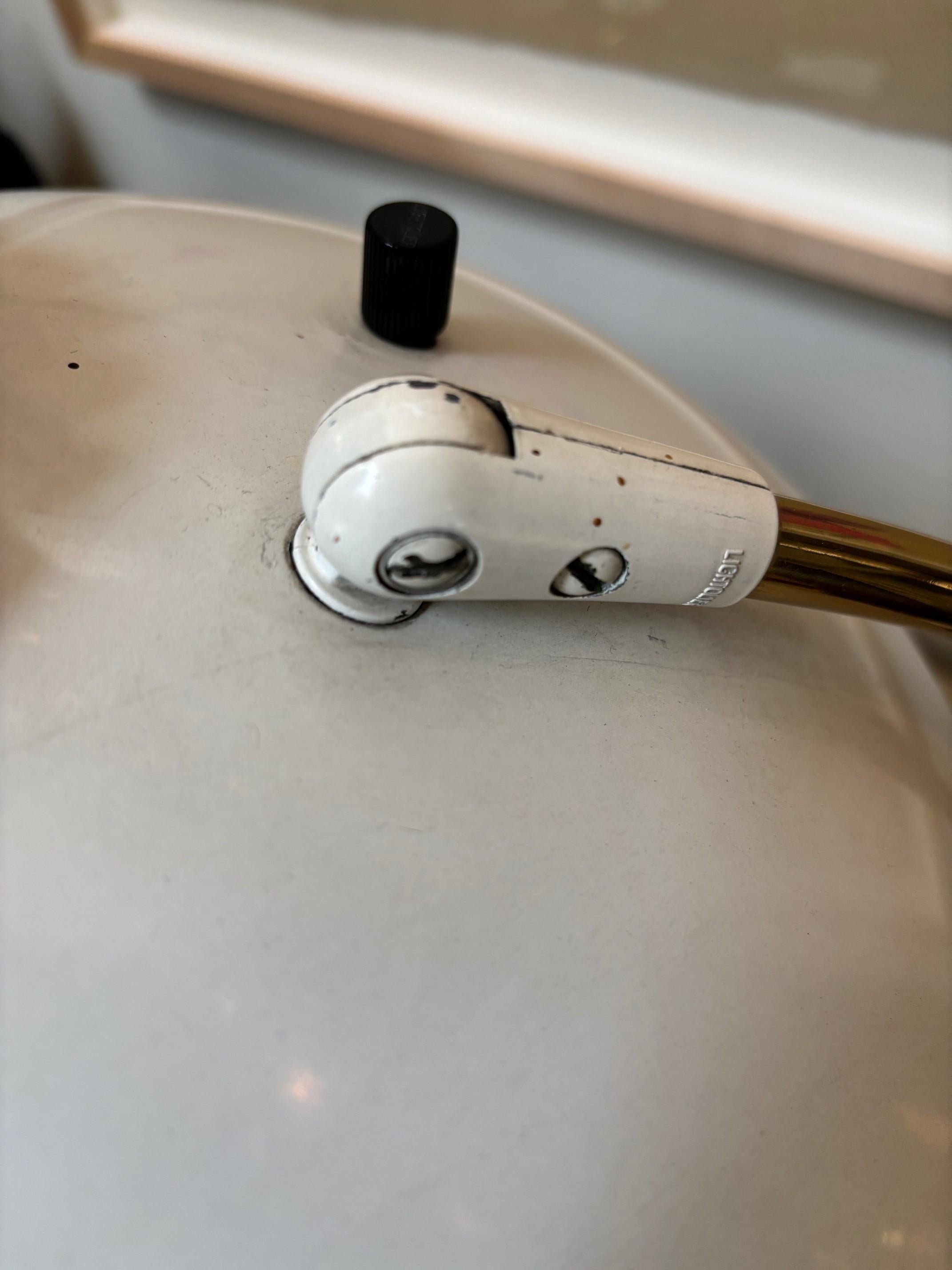 Schreibtischlampe aus weißem Metallschirm und weißem Metallfuß von Lightolier, Vintage im Angebot 2