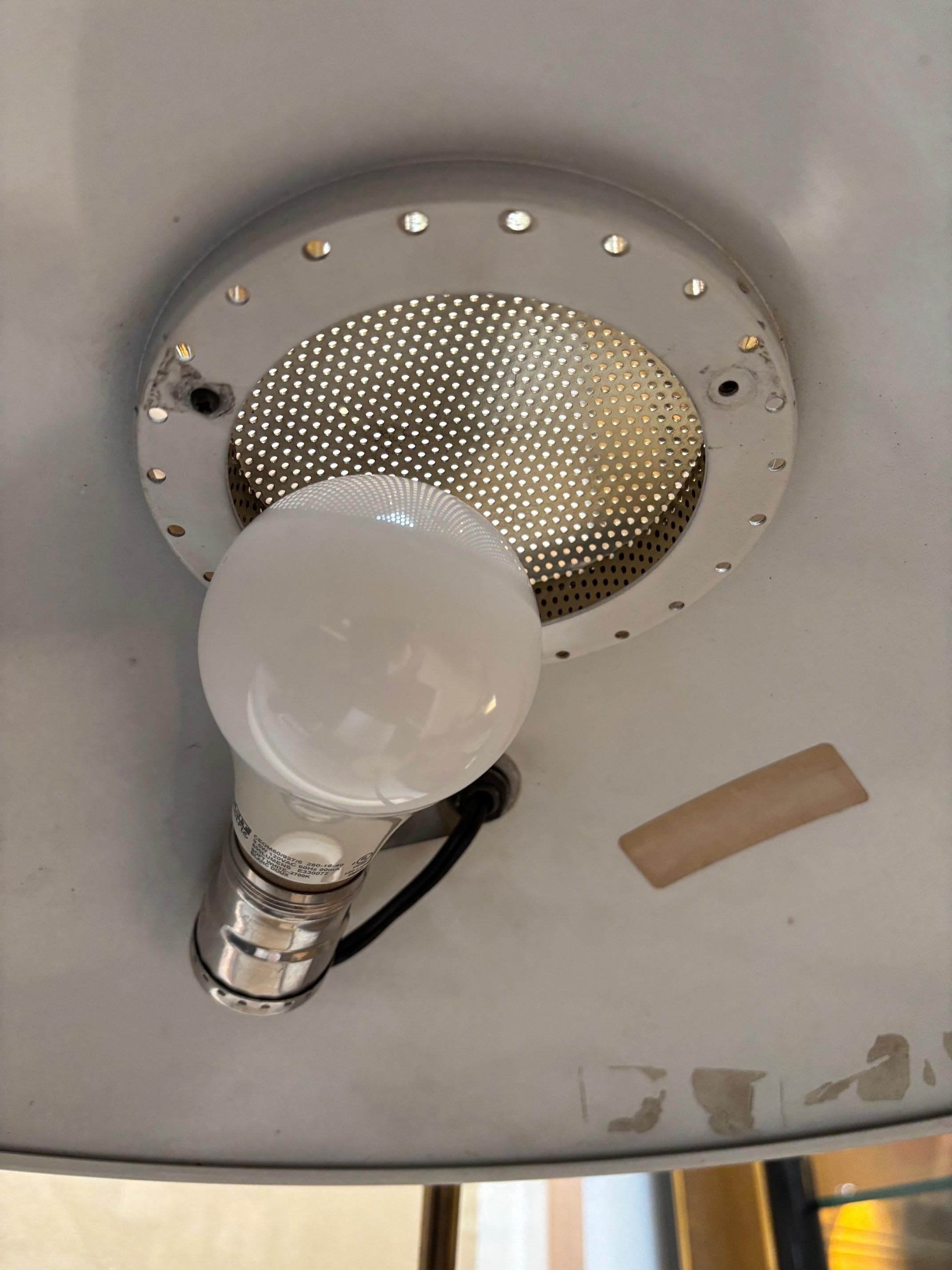 Schreibtischlampe aus weißem Metallschirm und weißem Metallfuß von Lightolier, Vintage im Angebot 1