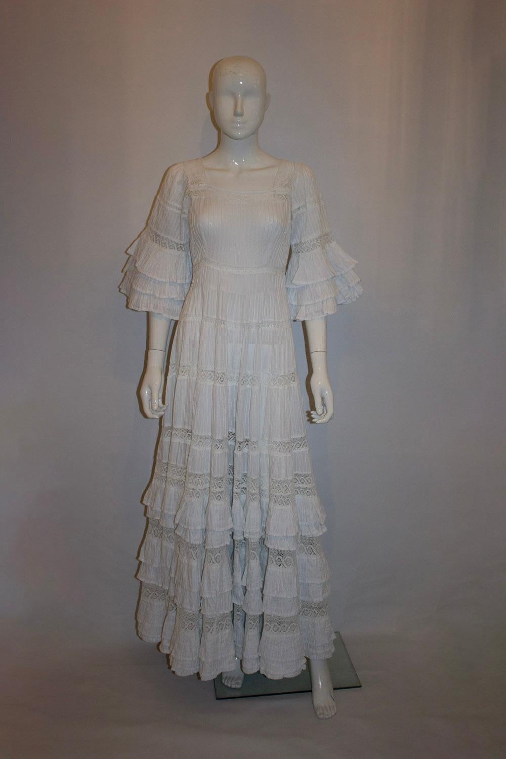 Vintage White Mexicana Wedding Dress / White Gown In Good Condition For Sale In London, GB