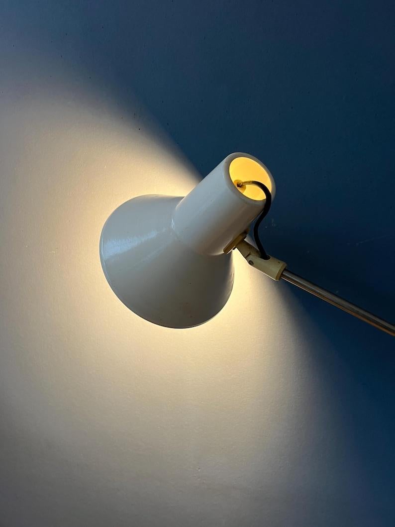 Lampada da terra flessibile di metà secolo con base e paralume bianco/beige. L'altezza del braccio può essere facilmente regolata, così come la posizione del braccio e del paralume. Questo ti permette di personalizzare la direzione e la messa a