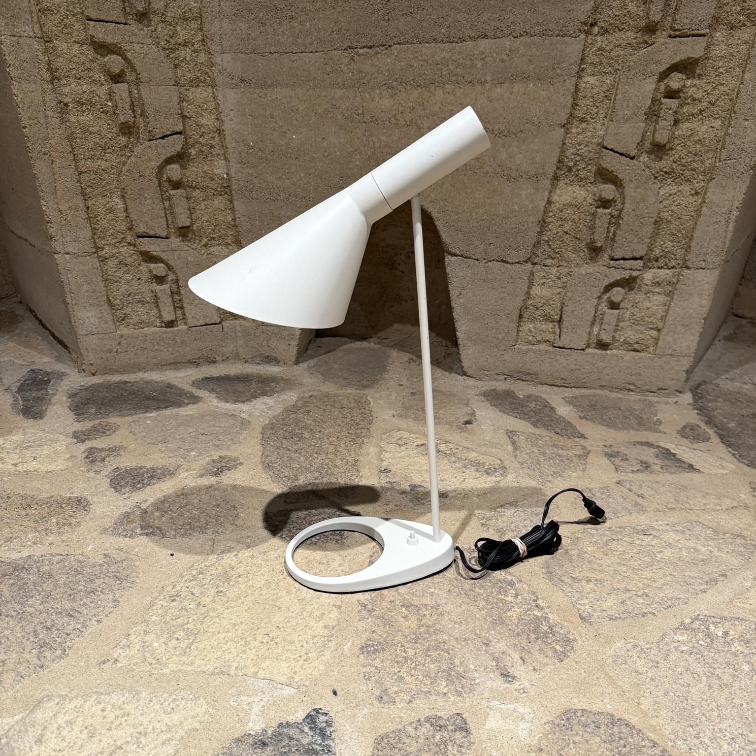 Para tu consideración, una lámpara de escritorio moderna blanca vintage según Jacobsen. Pintado de blanco. Probado y funcionando. 
Dimensiones: 21 A x 14 P x 5,75 A

Echa un vistazo a nuestros anuncios, tenemos una increíble colección de artículos