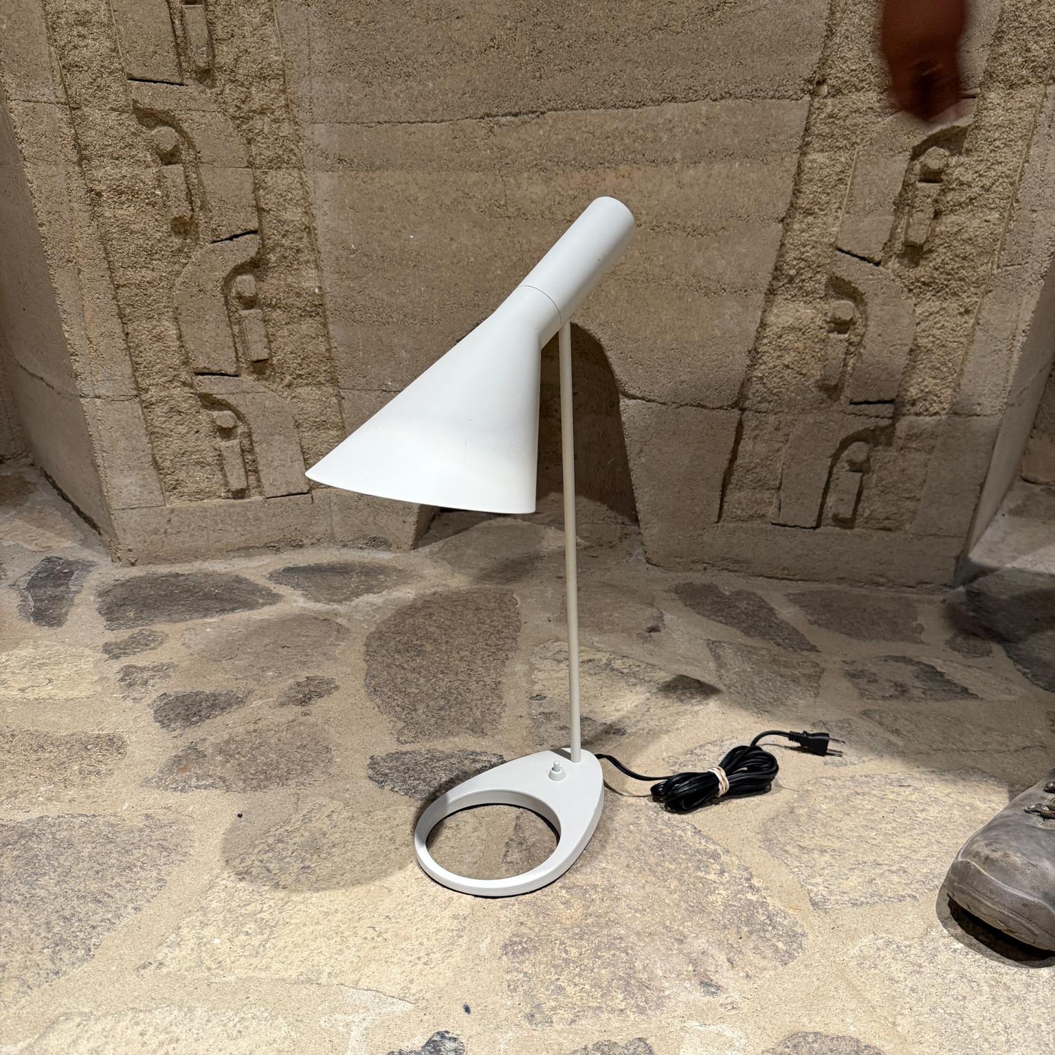 Lámpara de escritorio moderna blanca vintage atribuida a  Jacobsen Escandinavo moderno en venta