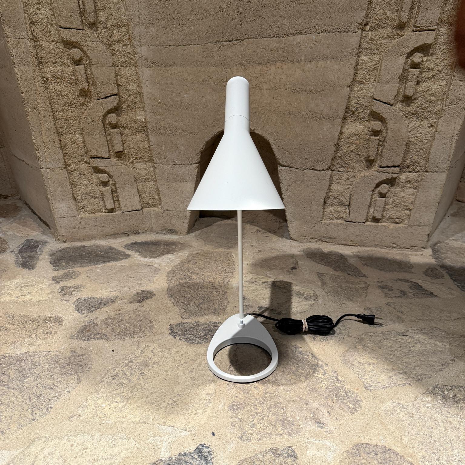 Lámpara de escritorio moderna blanca vintage atribuida a  Jacobsen Danés en venta