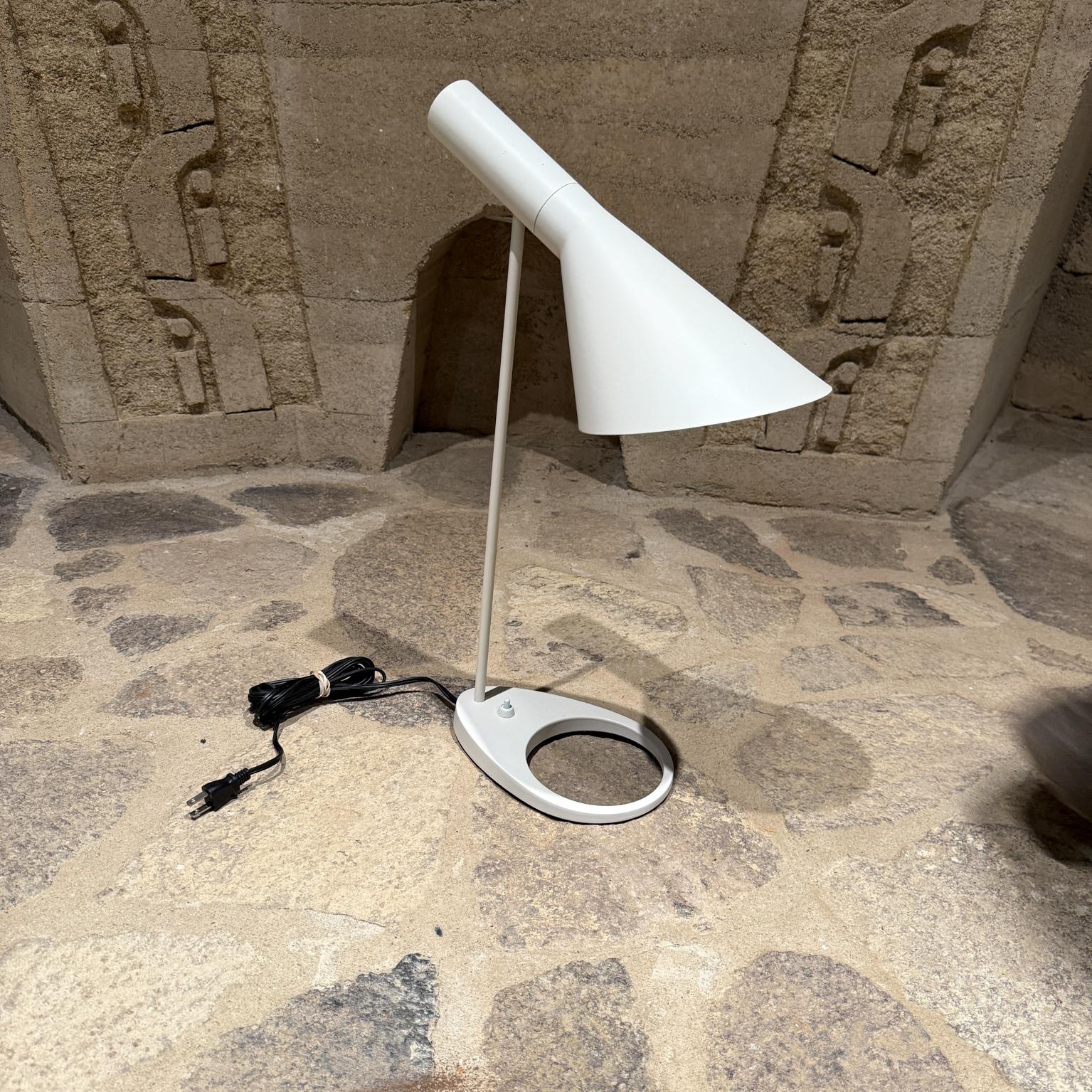 Lámpara de escritorio moderna blanca vintage atribuida a  Jacobsen Pintado en venta