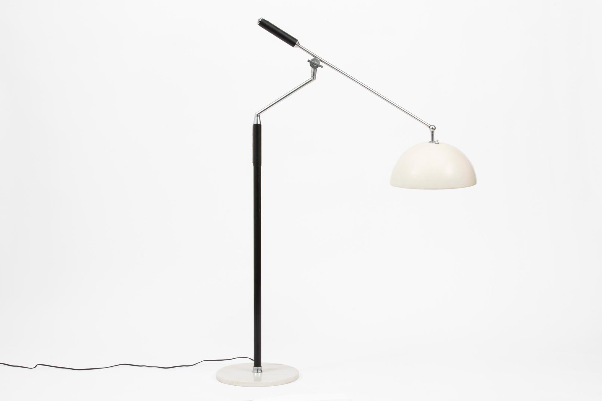 Vintage White Modernist Italian Floor Lamp Distributed by Koch & Lowy In Good Condition In Brooklyn, NY