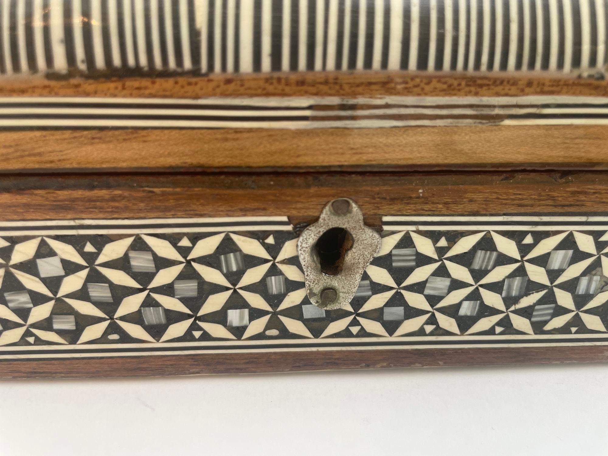 Weißer Mosaik-Schmuckkasten mit Muscheleinlage im Angebot 2
