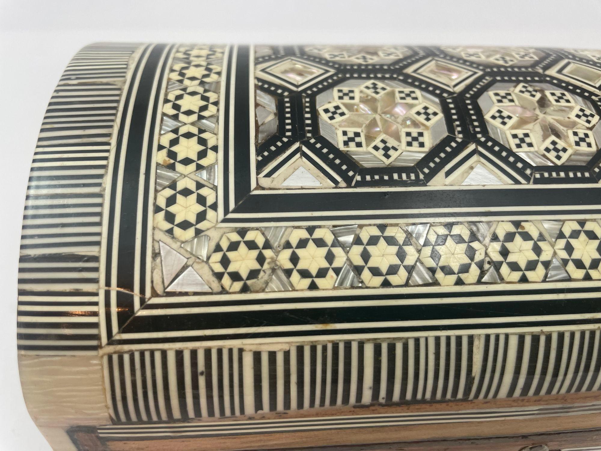 Weißer Mosaik-Schmuckkasten mit Muscheleinlage im Angebot 5