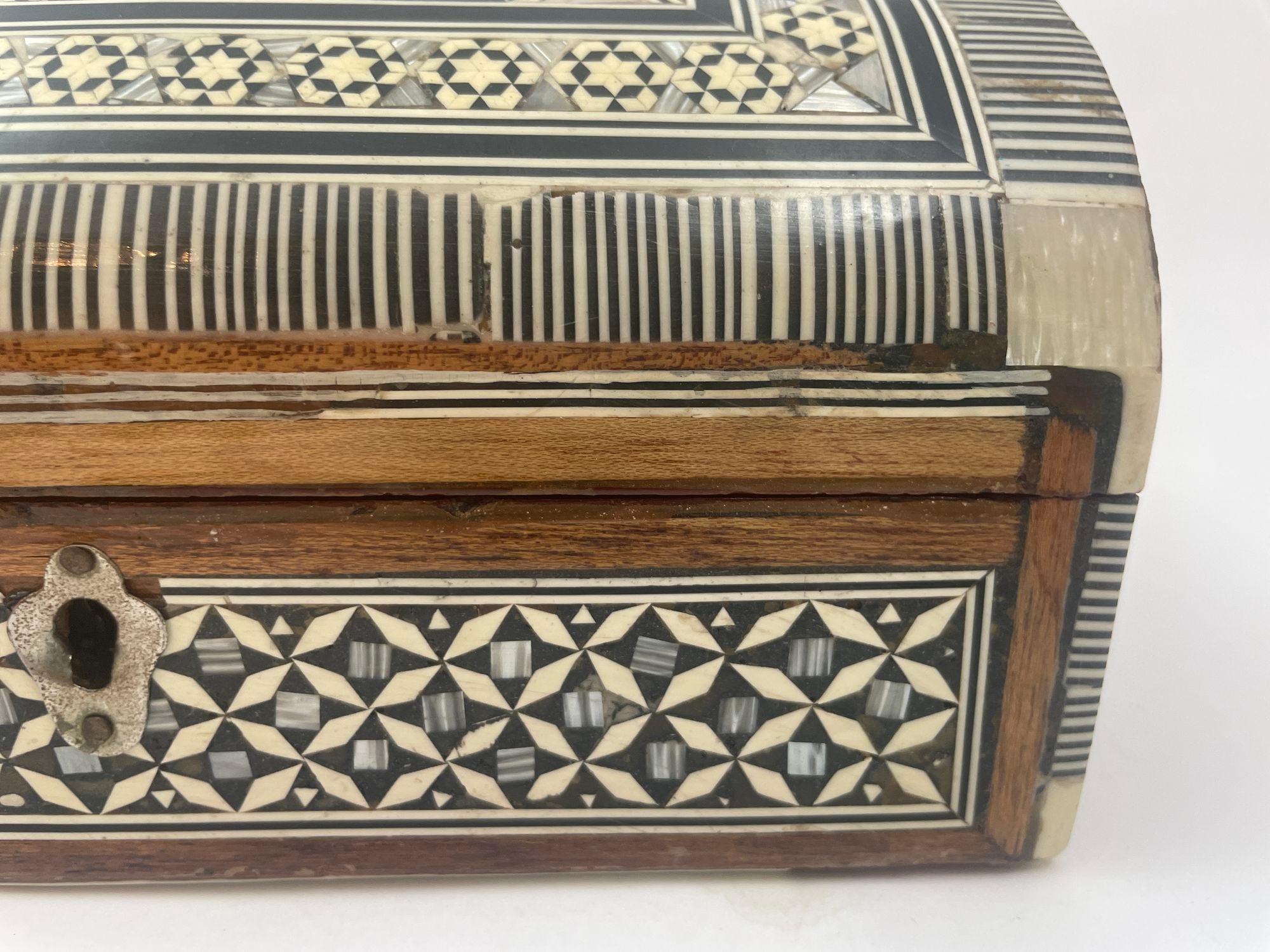 Weißer Mosaik-Schmuckkasten mit Muscheleinlage im Angebot 7