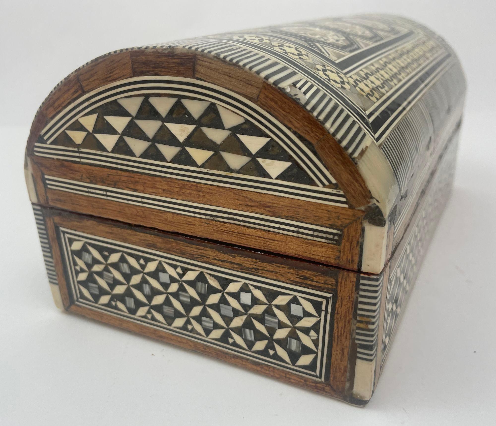 Weißer Mosaik-Schmuckkasten mit Muscheleinlage (Libanesisch) im Angebot
