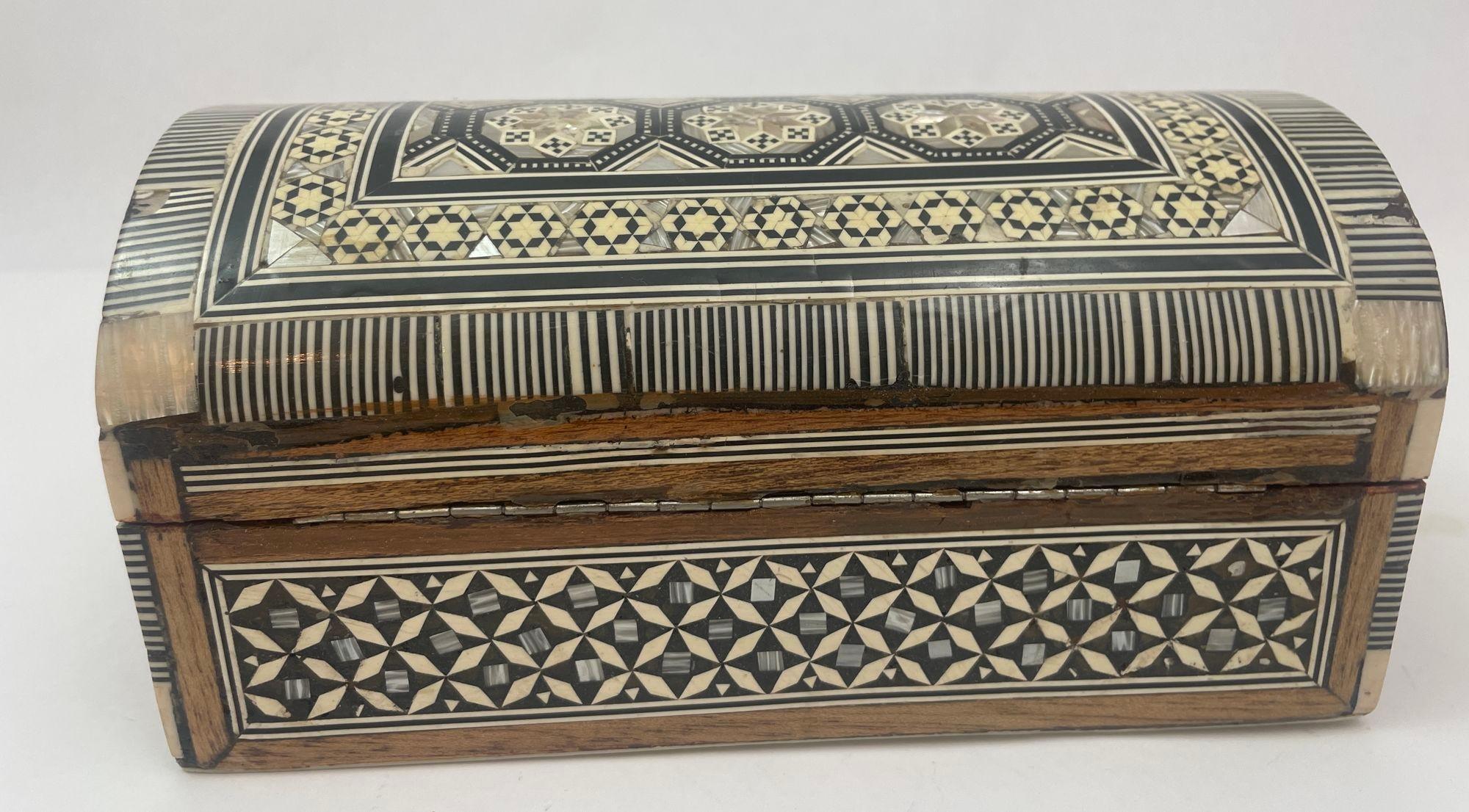 Weißer Mosaik-Schmuckkasten mit Muscheleinlage (Handgefertigt) im Angebot
