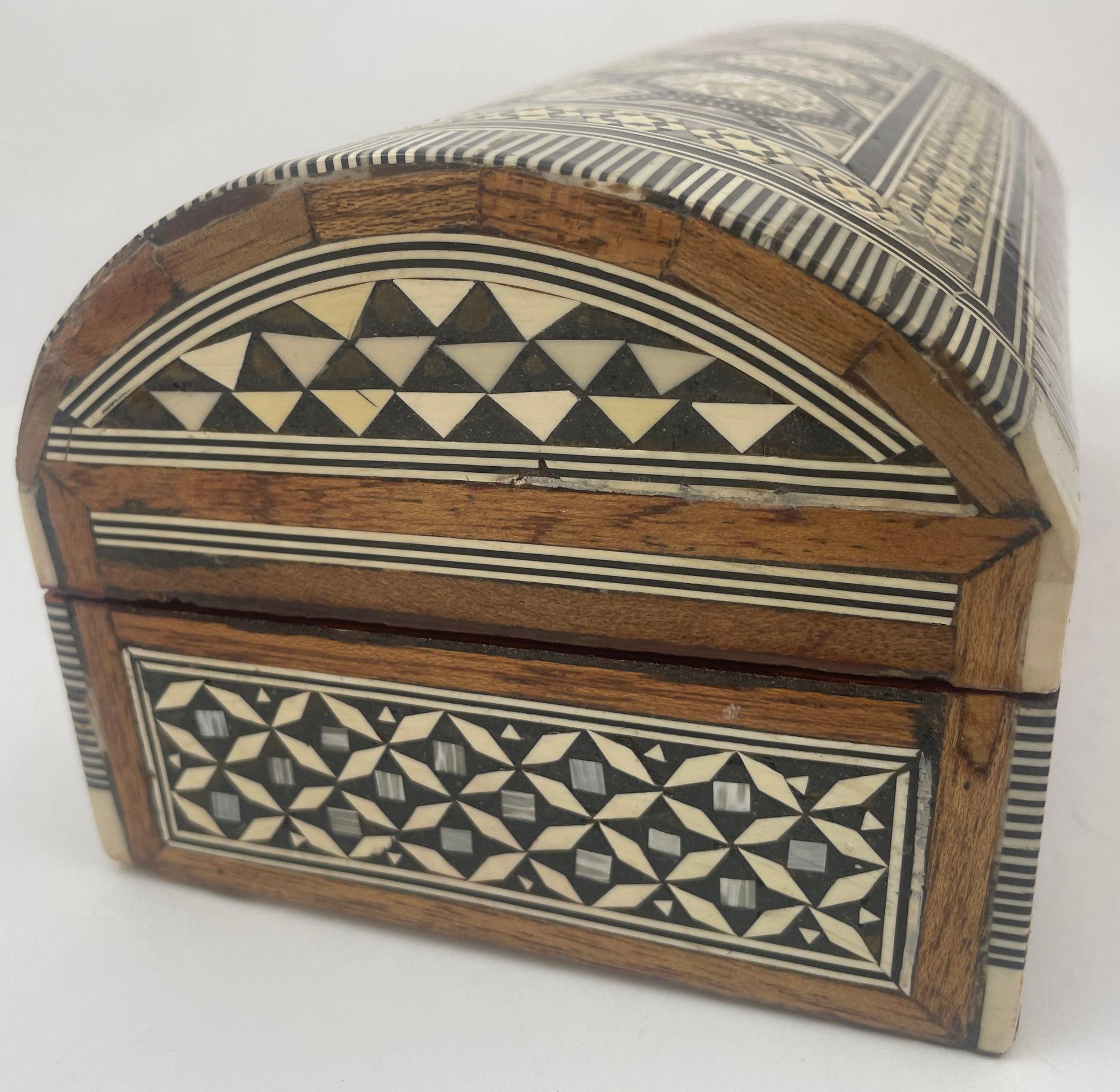 Weißer Mosaik-Schmuckkasten mit Muscheleinlage (20. Jahrhundert) im Angebot