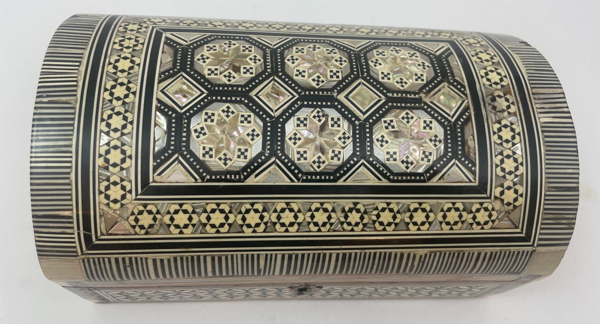 Weißer Mosaik-Schmuckkasten mit Muscheleinlage (Knochen) im Angebot