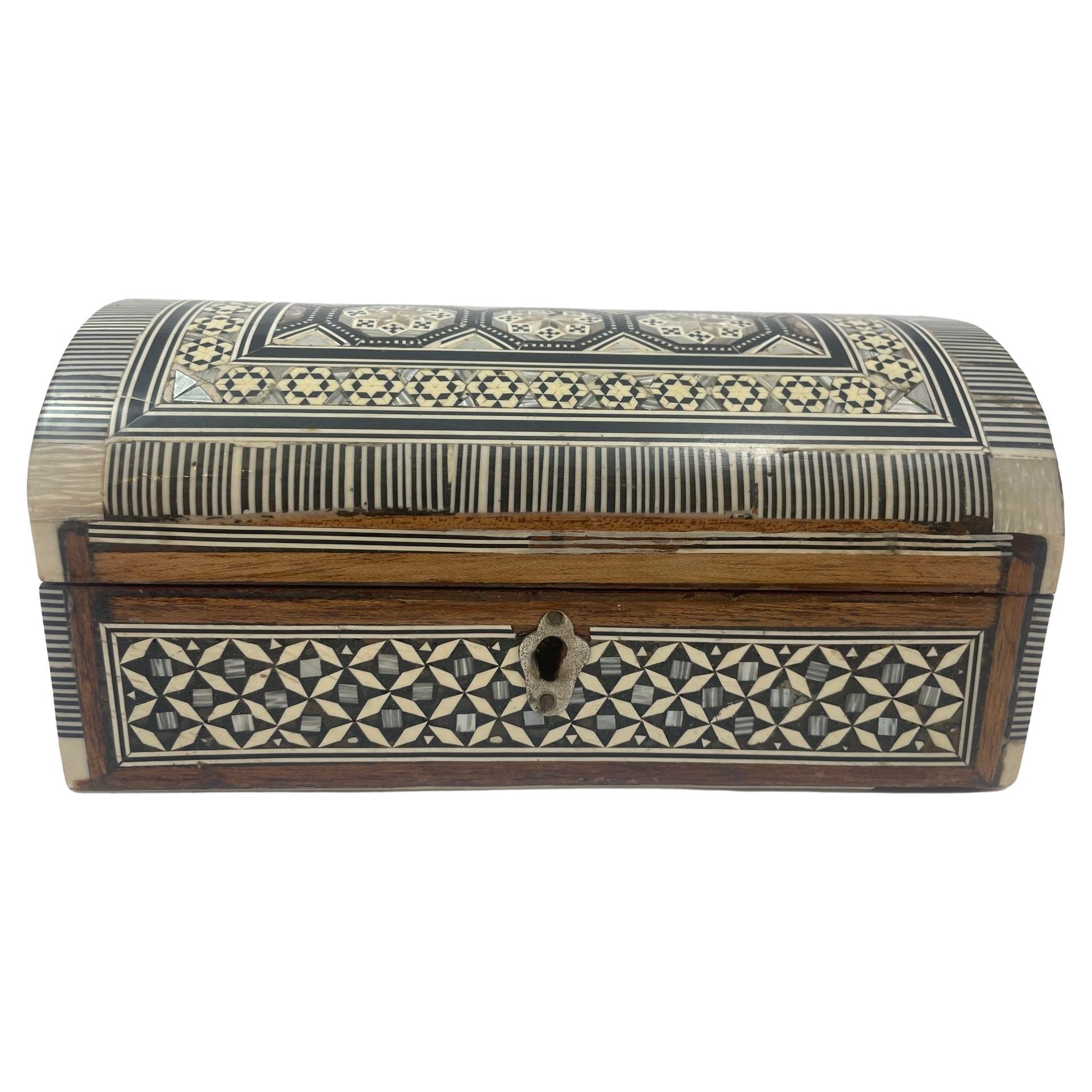 Joyero morisco vintage de mosaico blanco con incrustaciones de concha