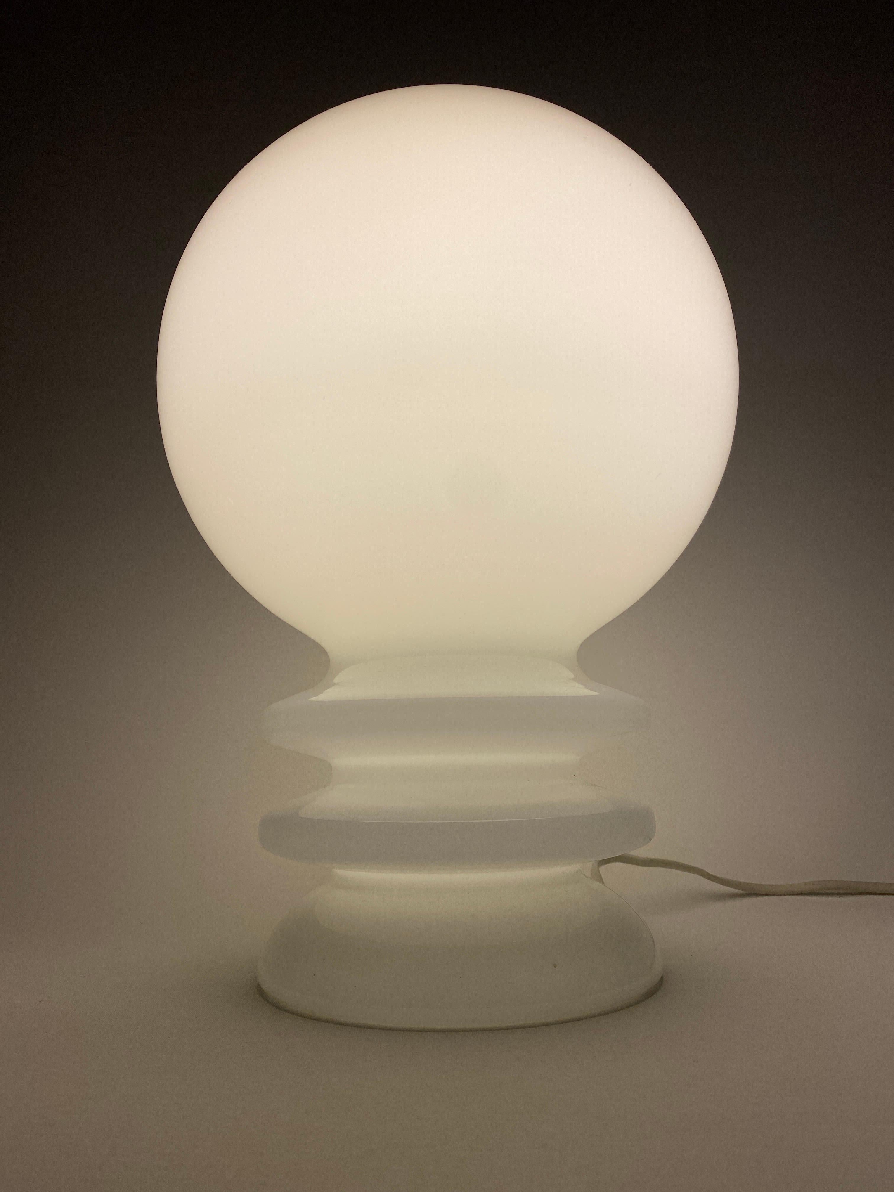 Mid-Century Modern Lampe de bureau vintage en verre de Murano blanc 1970 en vente