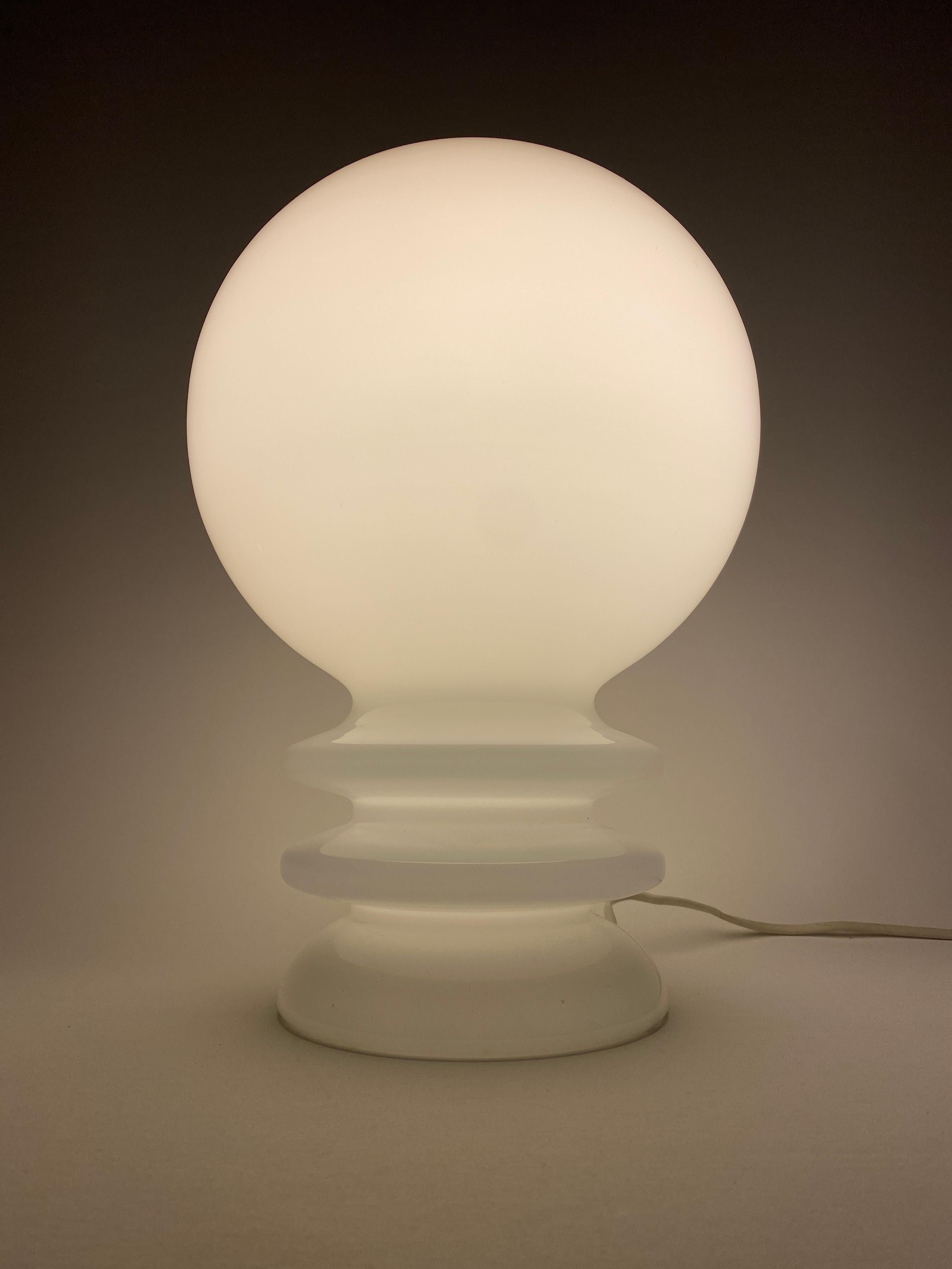Mid-Century Modern Vintage White Murano Glass Bulb Table Lamp 1970 For Sale
