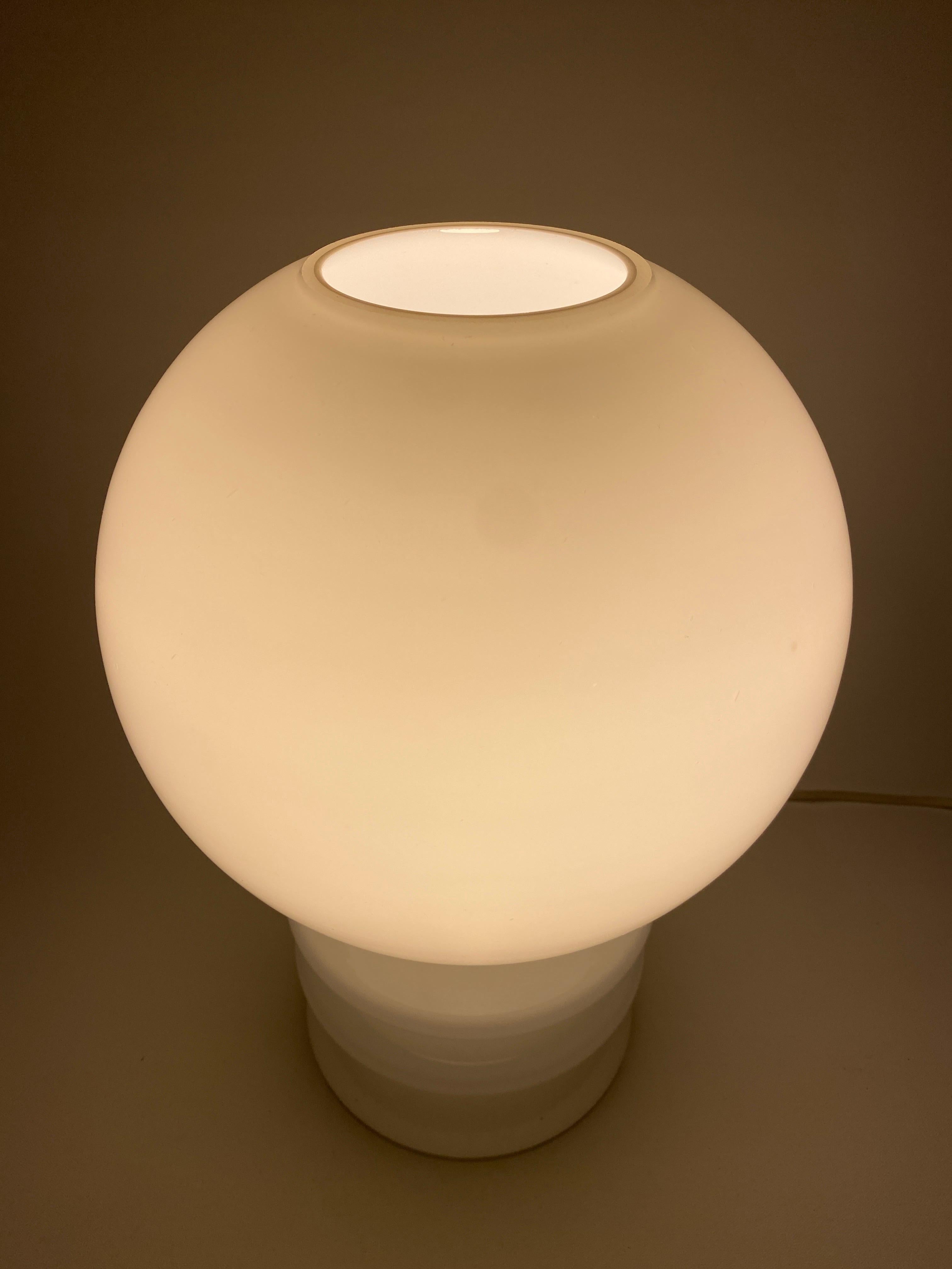 Italian Vintage White Murano Glass Bulb Table Lamp 1970 For Sale