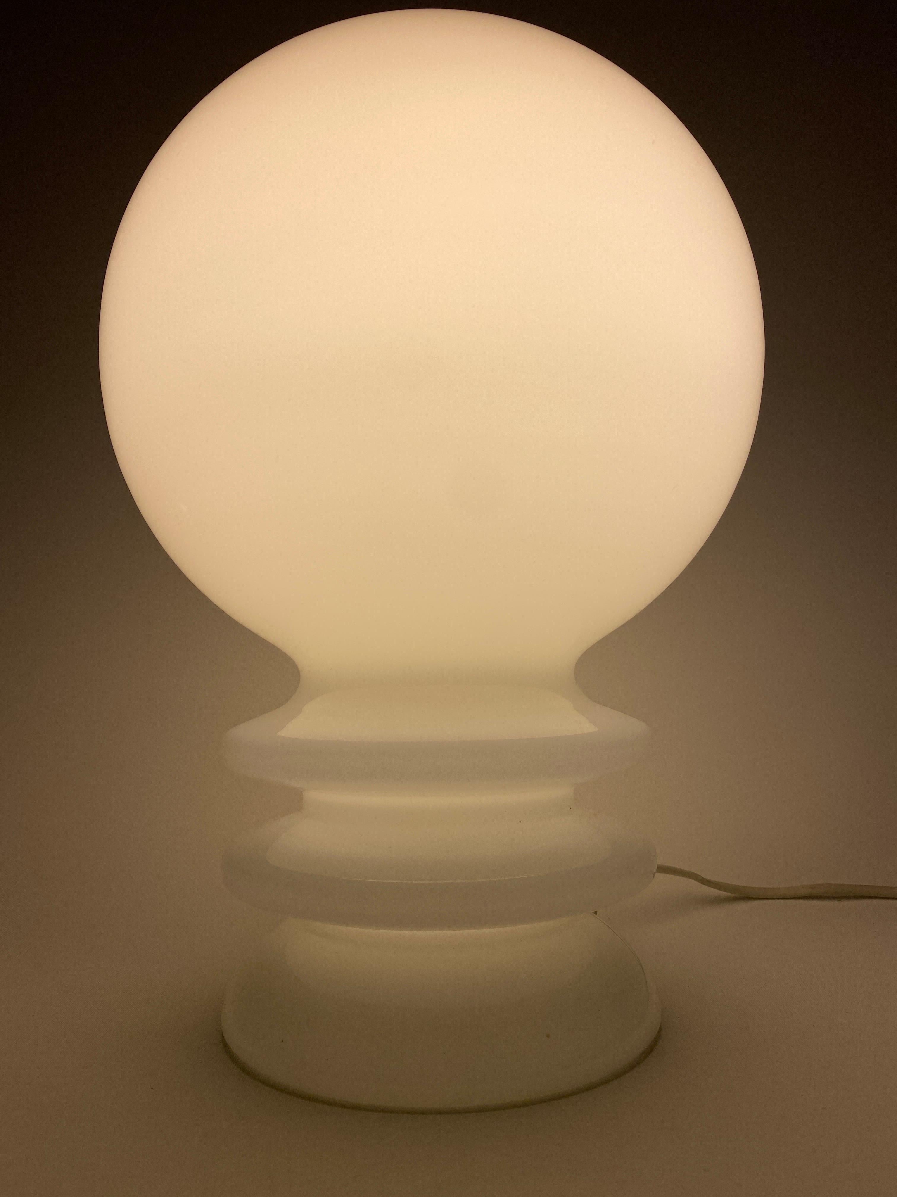 20ième siècle Lampe de bureau vintage en verre de Murano blanc 1970 en vente