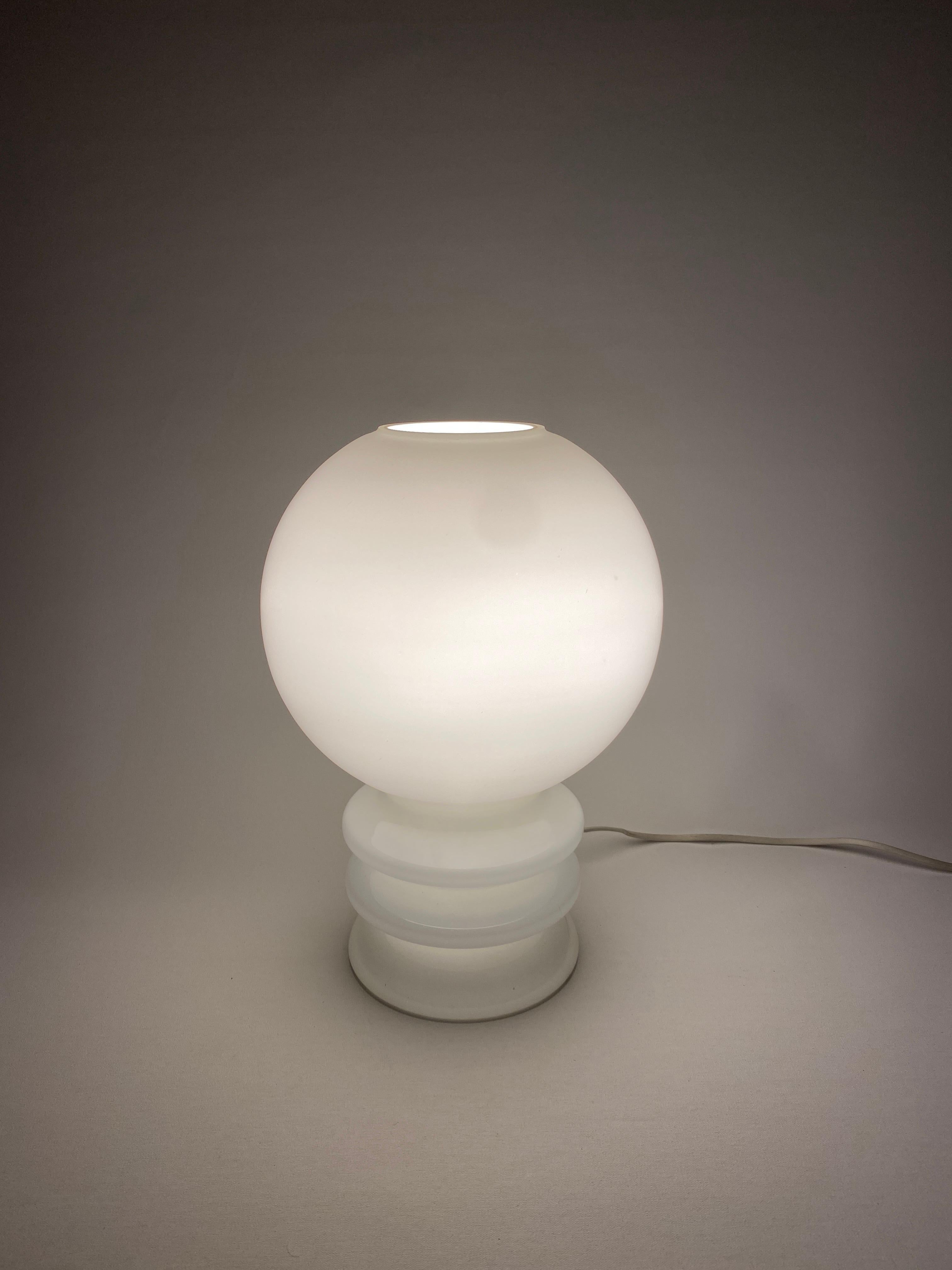 Vintage Weiß Murano Glas Glühbirne Tischlampe 1970 (Muranoglas) im Angebot