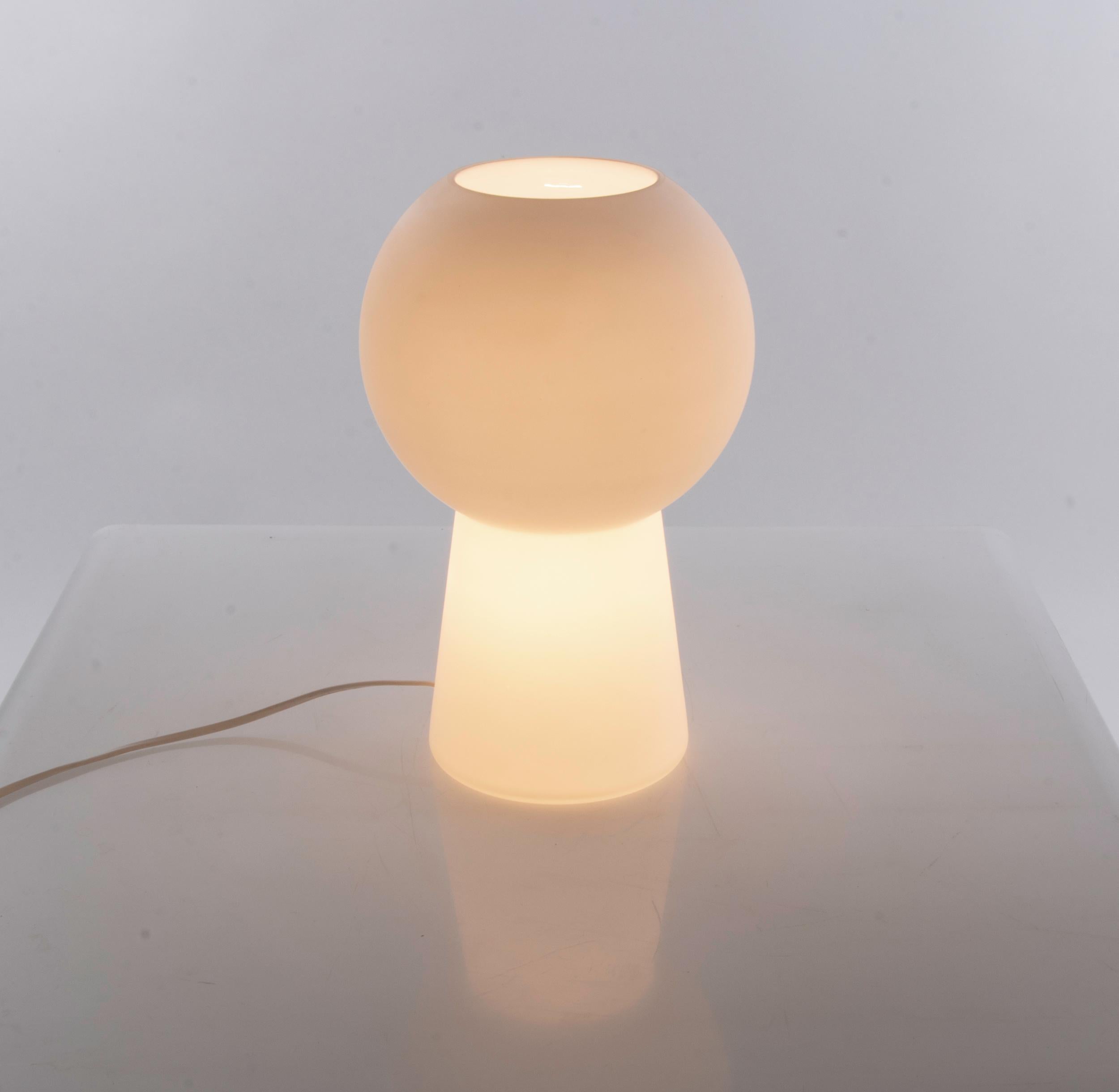 Mid-Century Modern Vintage White Murano Glass Mushroom Table Lamp, 1960s