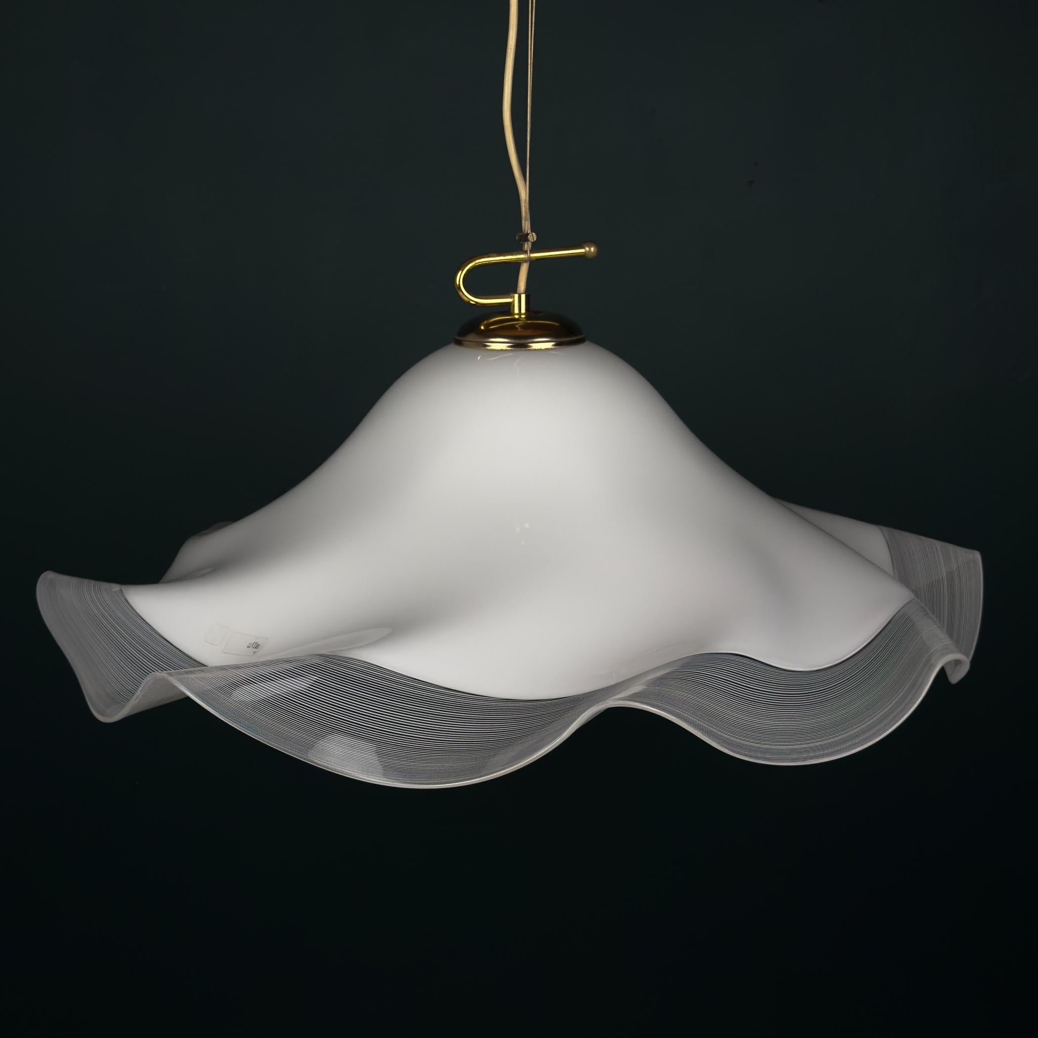 Lampada a sospensione vintage di grandi dimensioni in vetro di Murano bianco, realizzata in Italia negli anni '70.

La lampada è in ottime condizioni vintage. L'etichetta originale del produttore è stata conservata.

Dimensioni:
Larghezza: 72 cm /