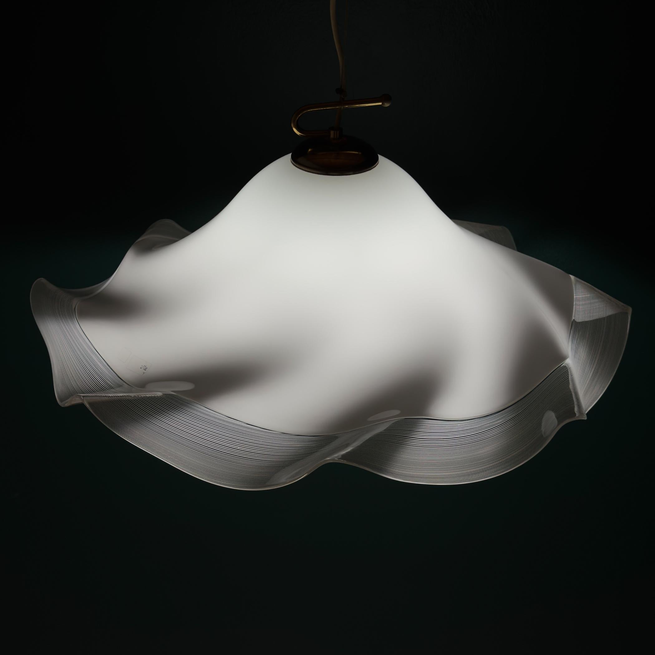 Italiano Lampada a sospensione in vetro di Murano bianco vintage, Italia anni '70 in vendita