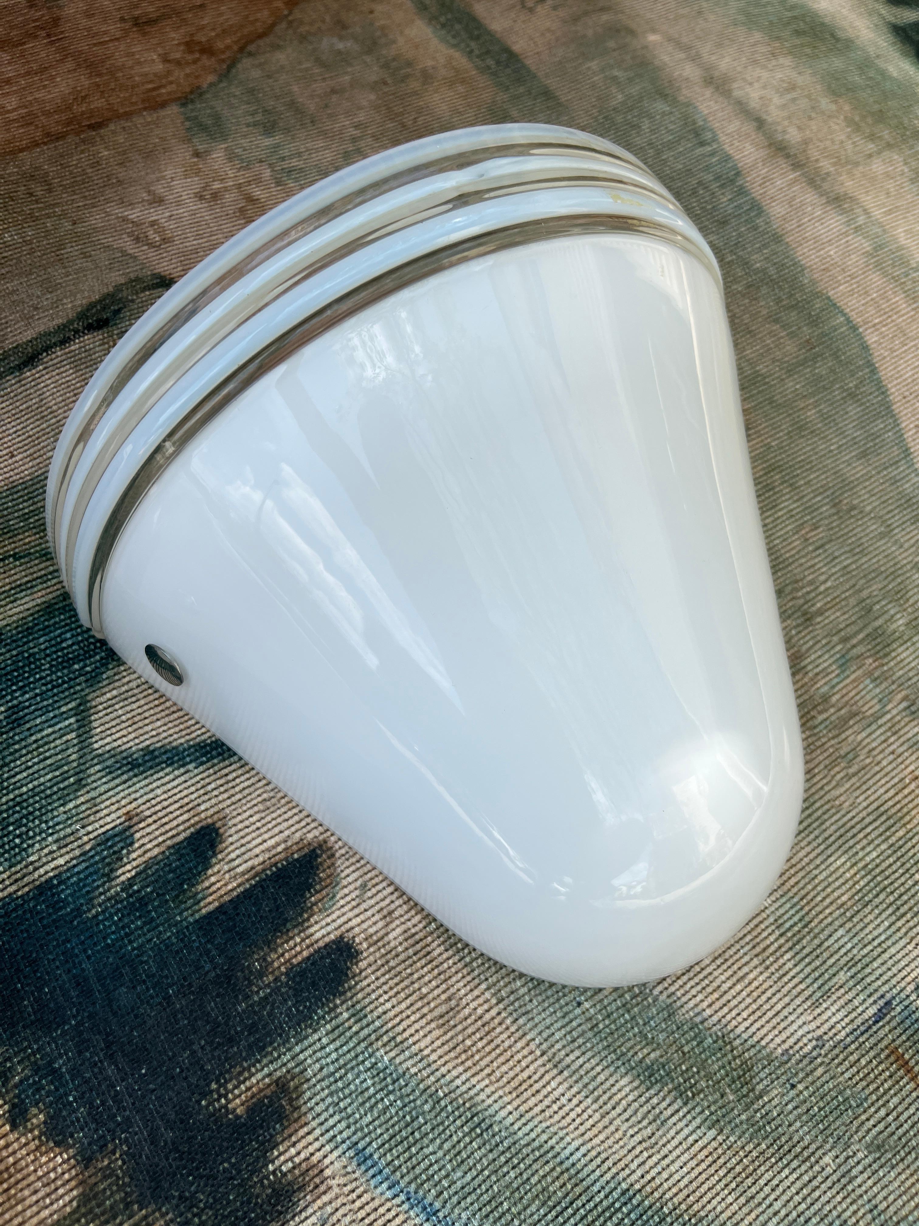 Hand-Crafted Mid-Century Modern Murano Glass Sconce in White, by Leucos, c. 1970s For Sale