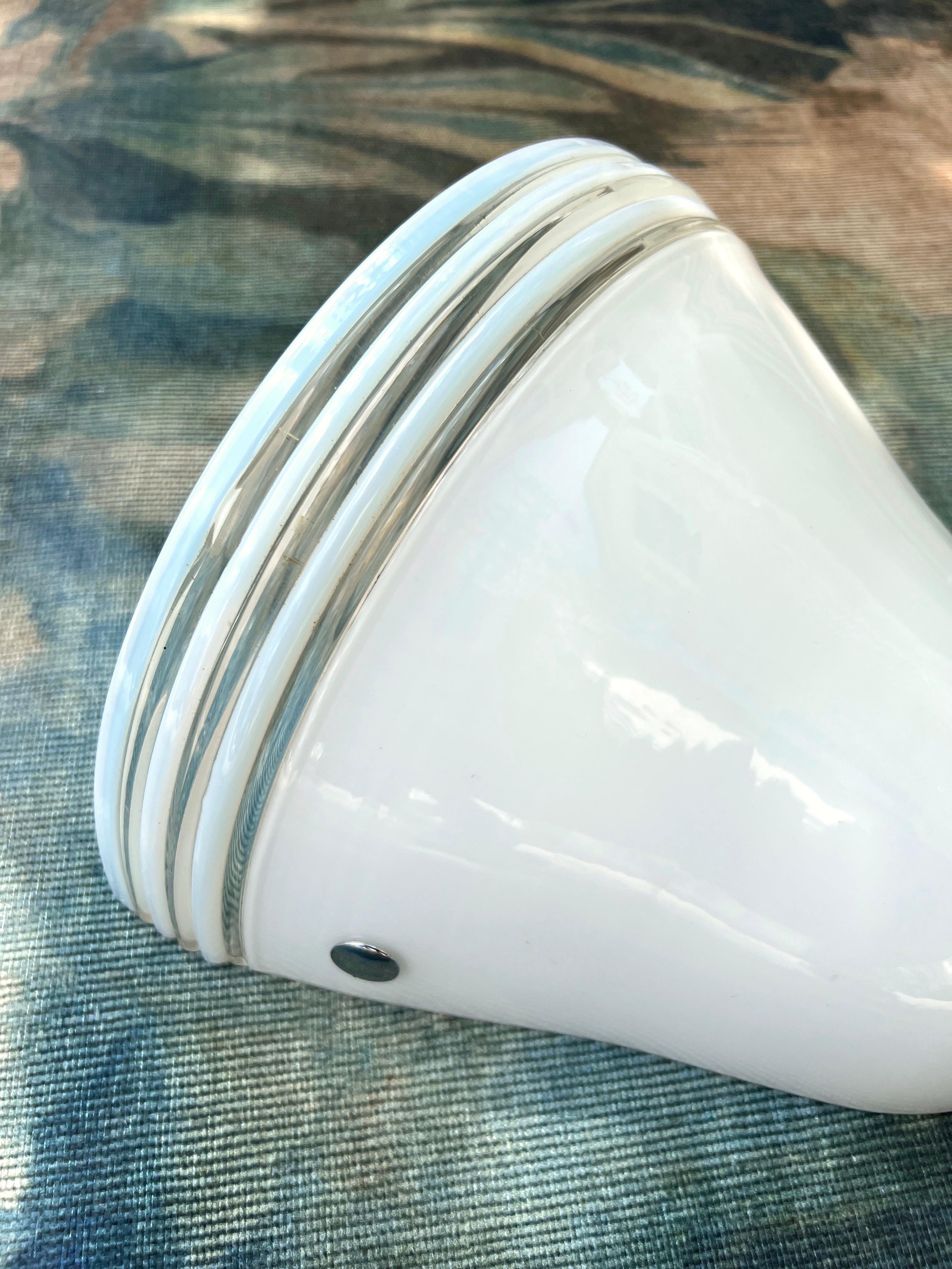 Mid-Century Modern Murano Glass Sconce in White, by Leucos, c. 1970s In Good Condition For Sale In Fort Lauderdale, FL