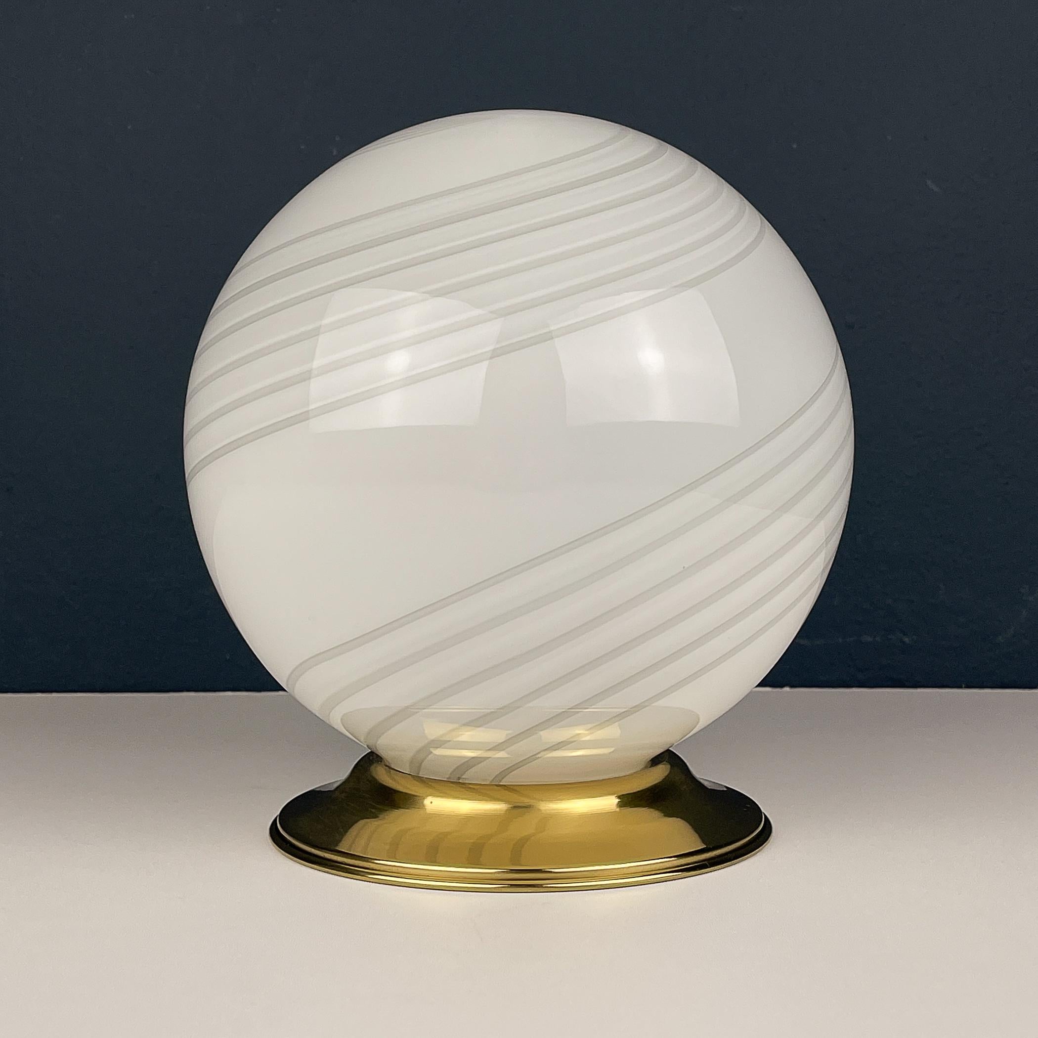 Classic white murano table lamp made in Italy in the 1970s. Very beautiful white glass with bends in the form of a sphere.

The lamp is in excellent vintage condition, with no damage.

Dimensions:
Width: 20 cm / 7,87 inches
Height: 22 cm / 8,66