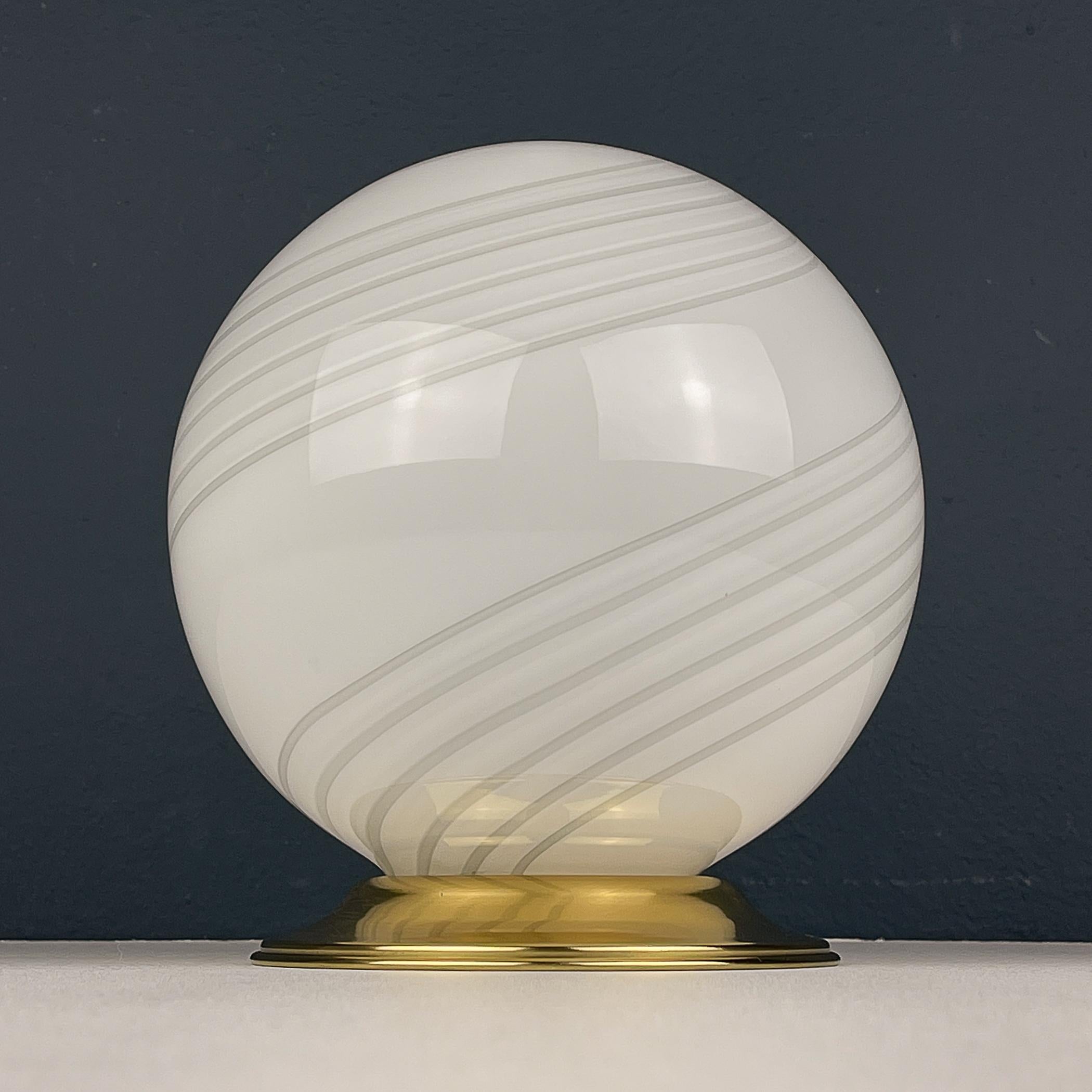 Vintage white murano table lamp Italy 1970s In Good Condition For Sale In Miklavž Pri Taboru, SI