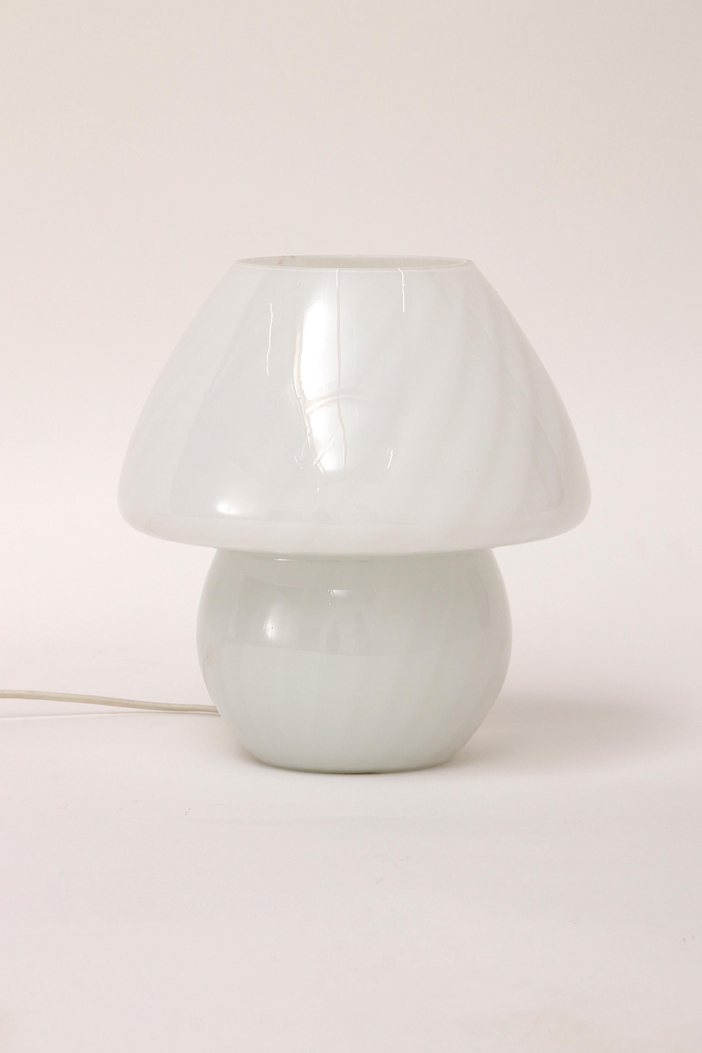 Schöner Pilz Lampe mit einem schönen Licht von Glashütte Deutschland in den 1960er Jahren gemacht.

Es ist hell, ohne zu blenden. Mit einem schönen weichen Licht und einem Schalter.

Und wirft durch die Öffnung Licht an die Decke, das auch den Raum