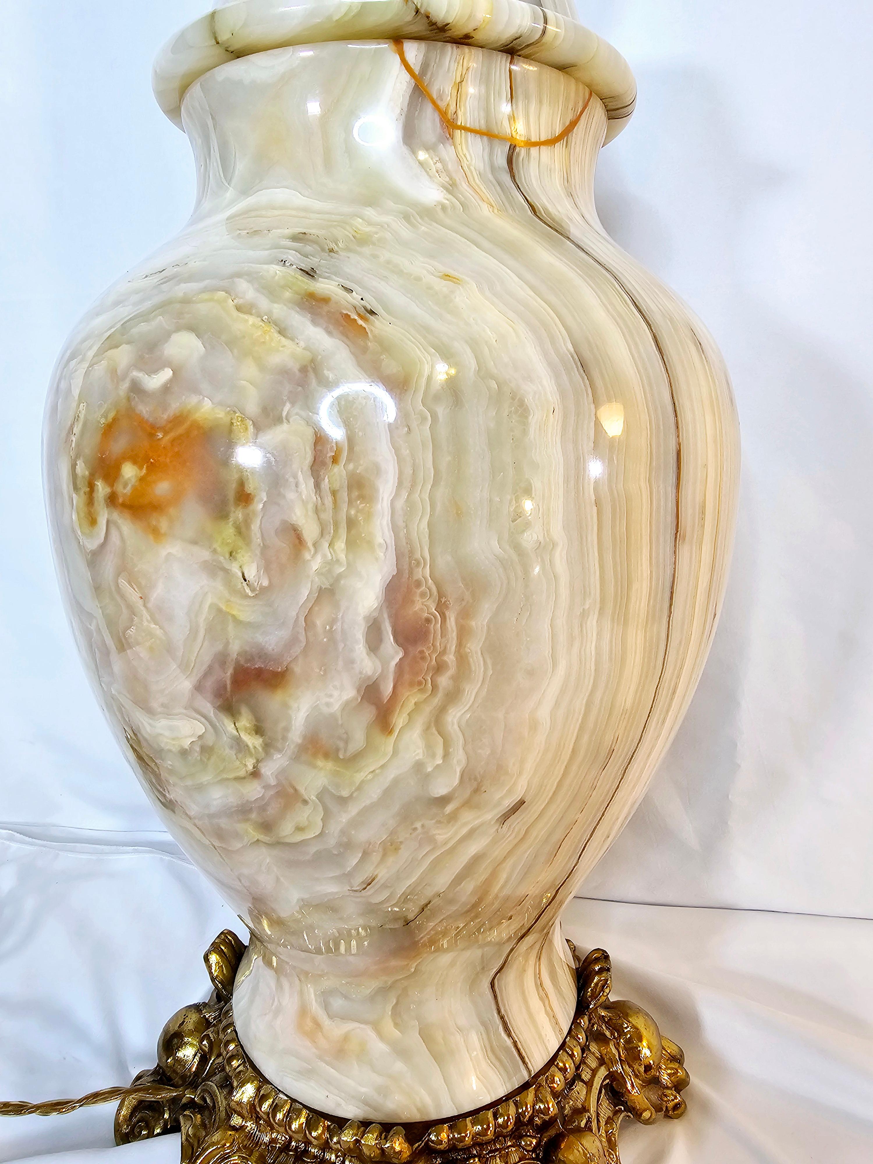 Vintage white Onyx and Brass Hollywood Regency Table Lamp  For Sale 5