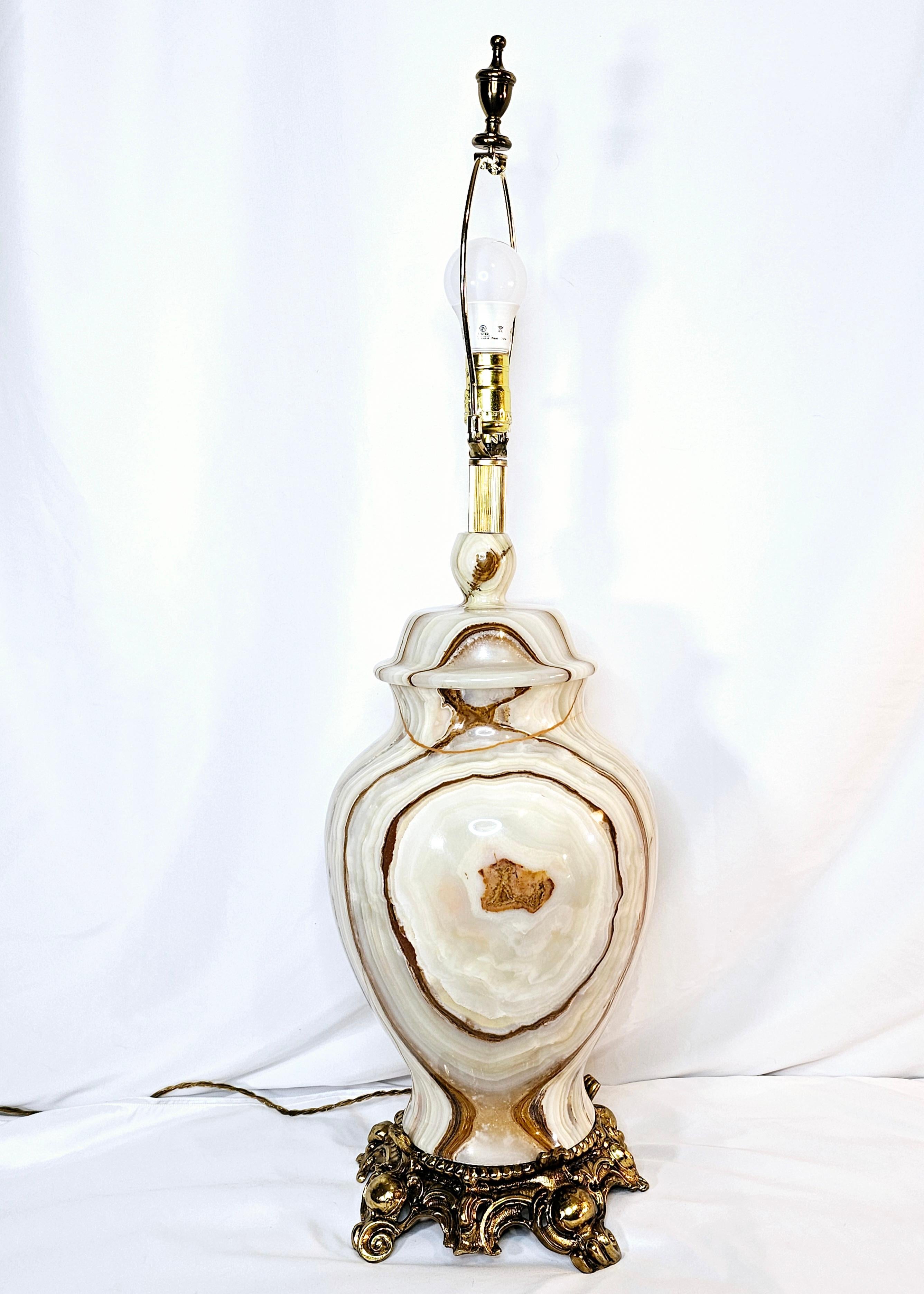 Vintage white Onyx and Brass Hollywood Regency Table Lamp  For Sale 6