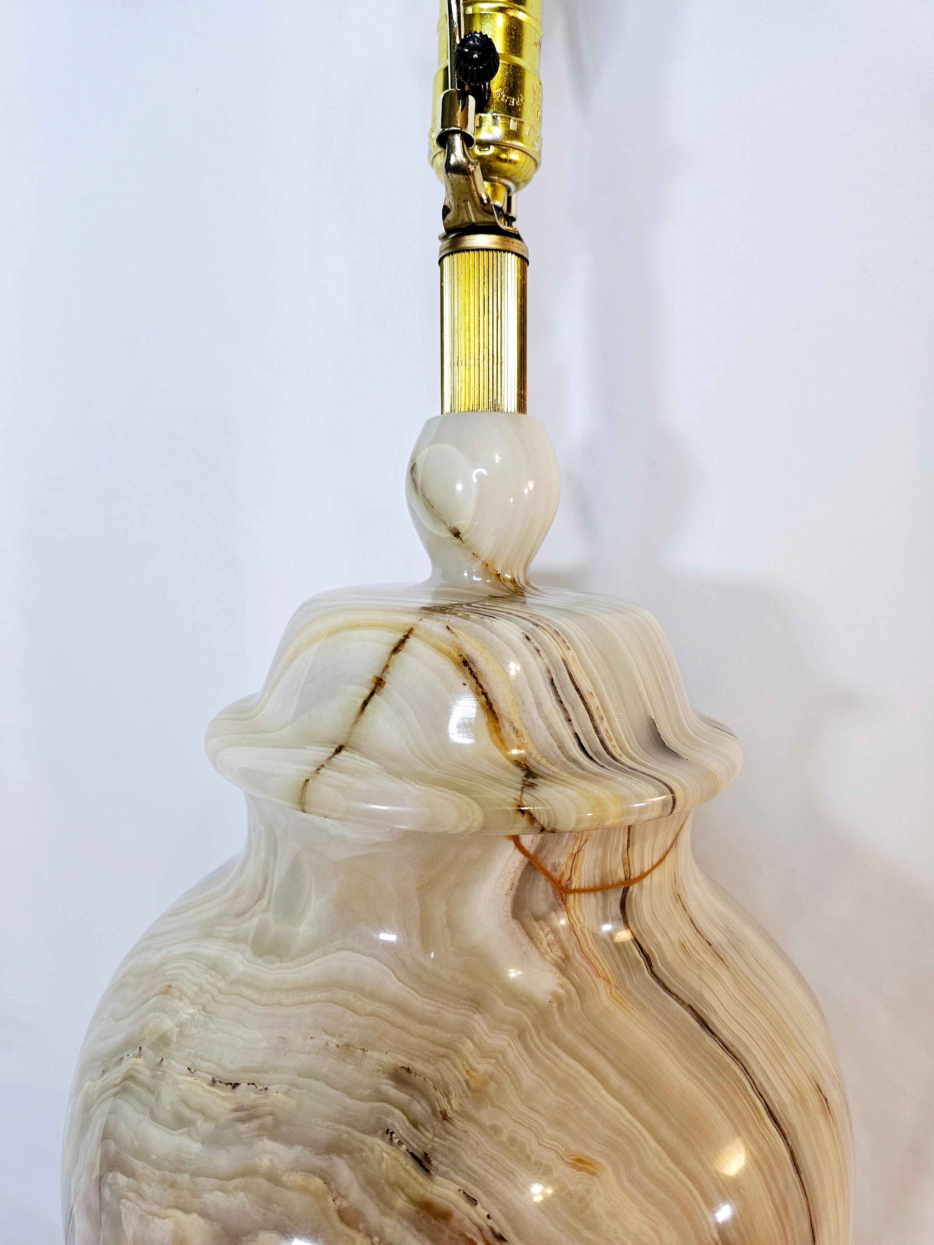 Vintage white Onyx and Brass Hollywood Regency Table Lamp  For Sale 7