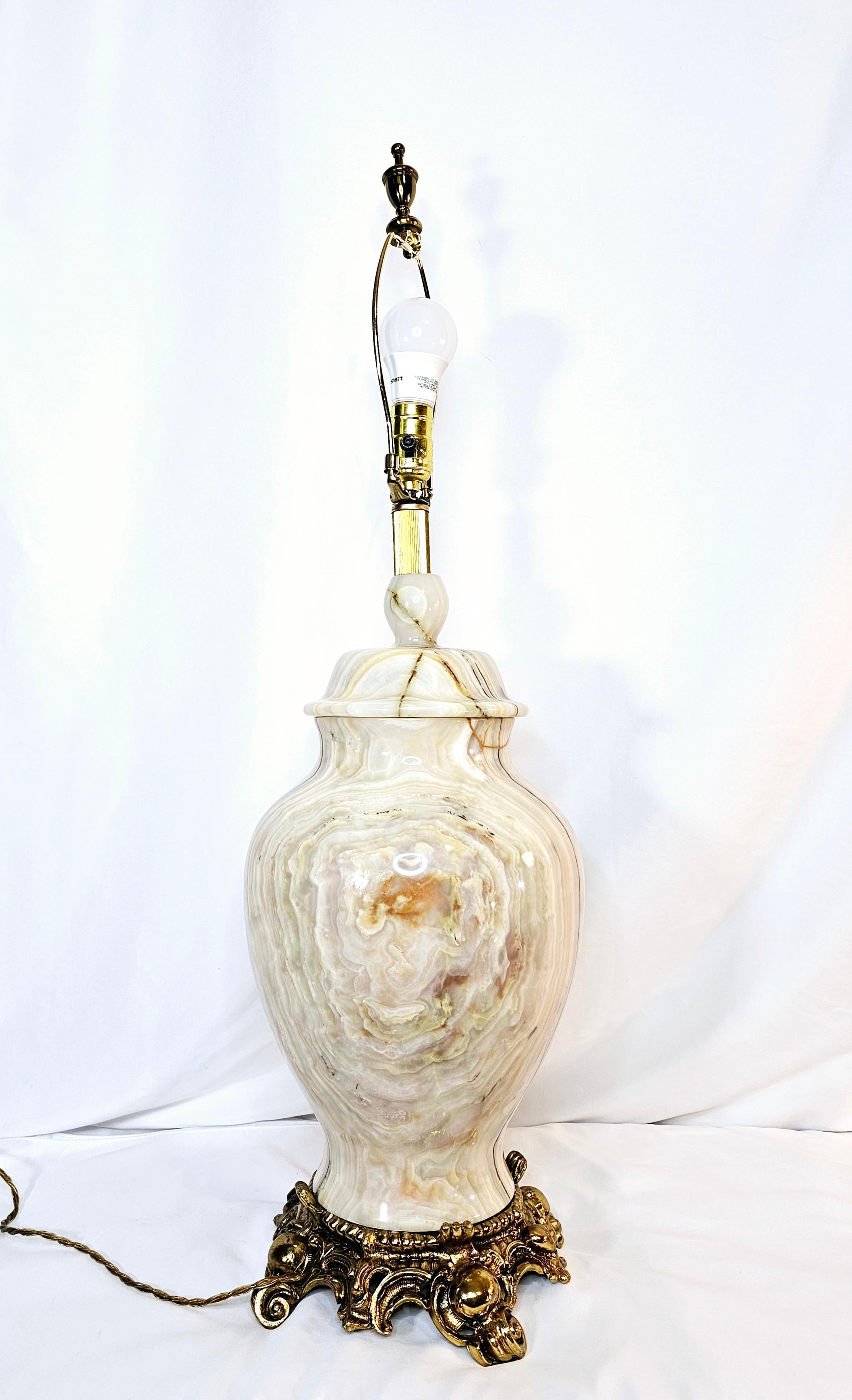 Vintage white Onyx and Brass Hollywood Regency Table Lamp  For Sale 8