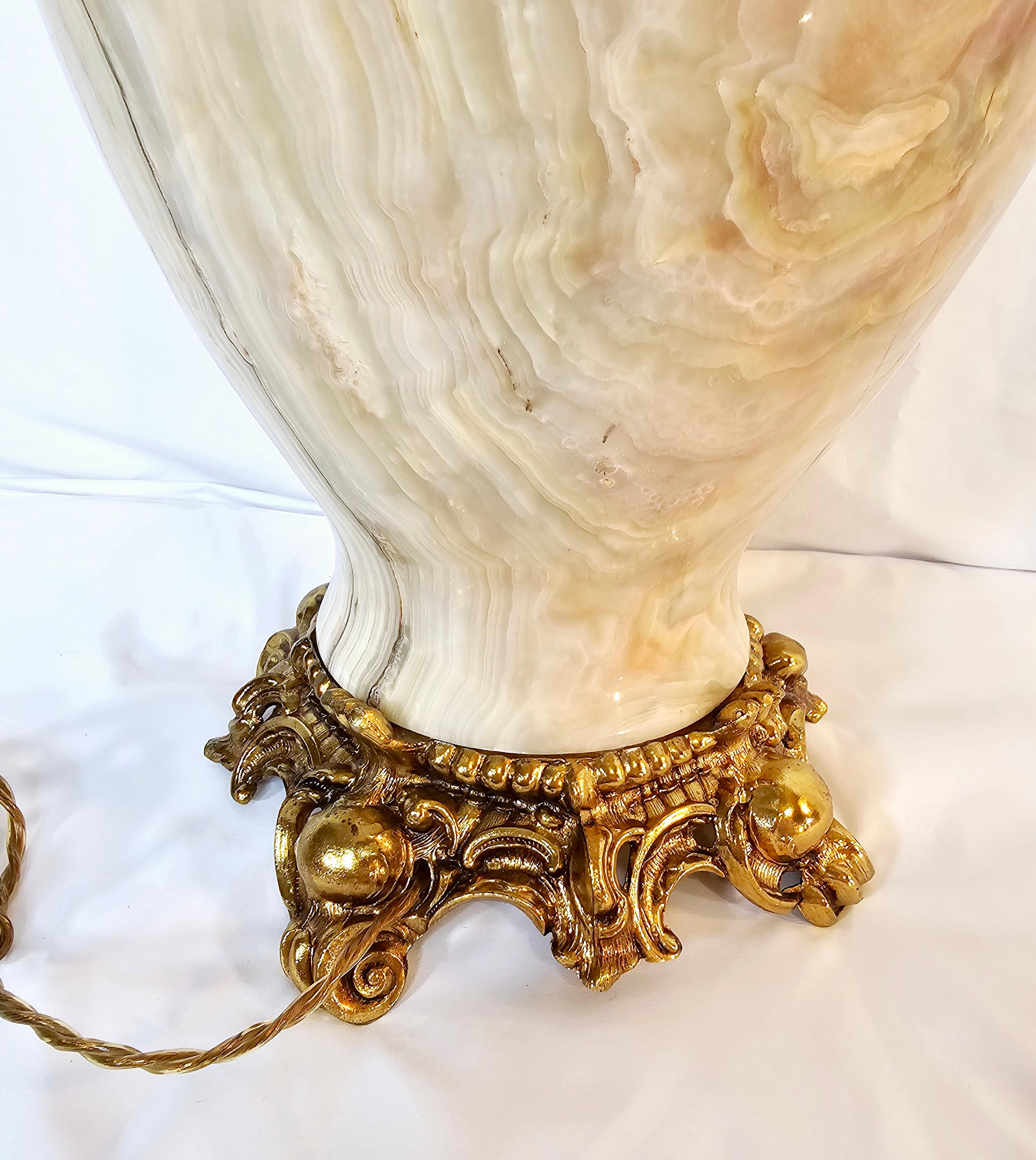 Vintage white Onyx and Brass Hollywood Regency Table Lamp  For Sale 9