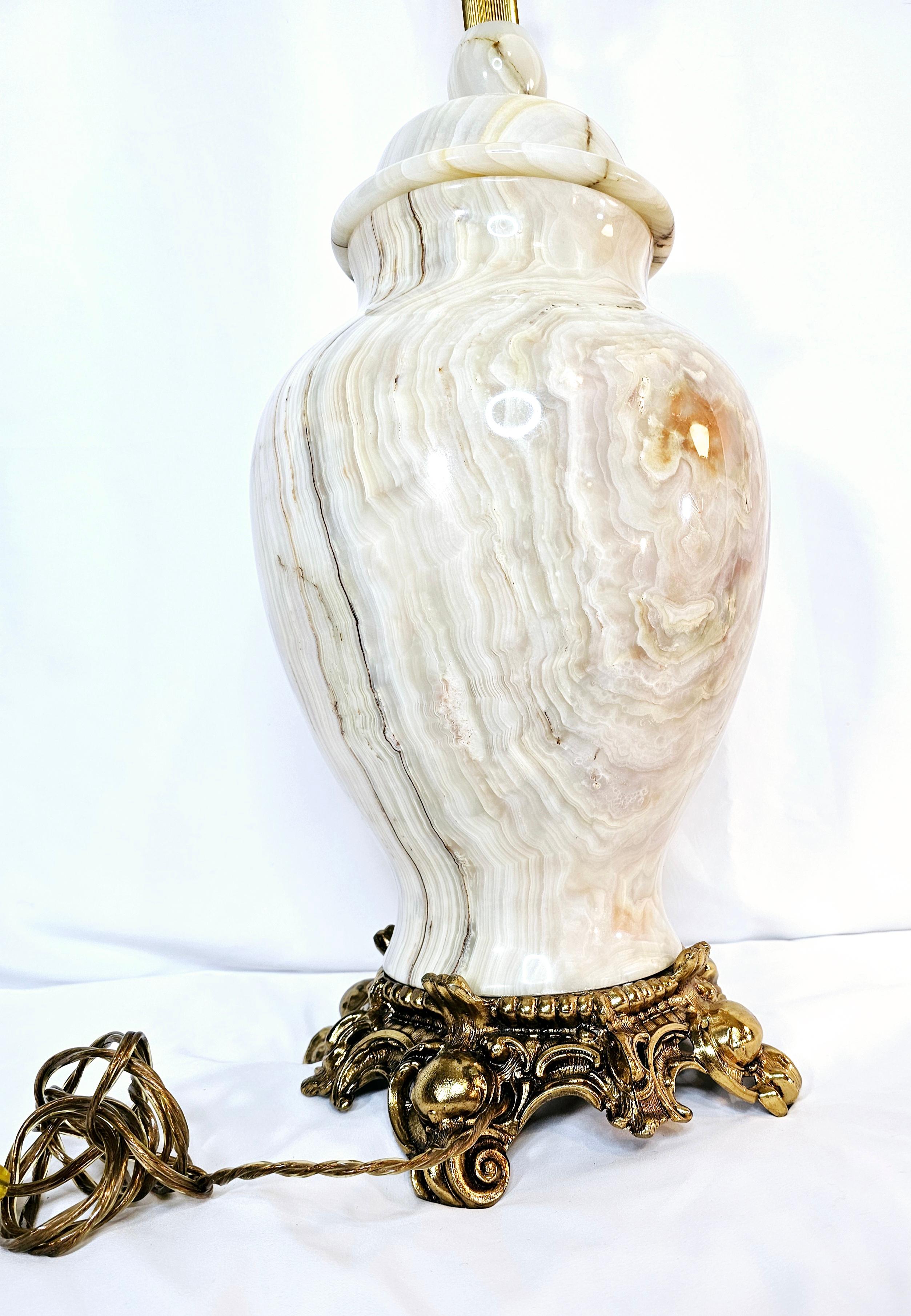 Vintage white Onyx and Brass Hollywood Regency Table Lamp  For Sale 10