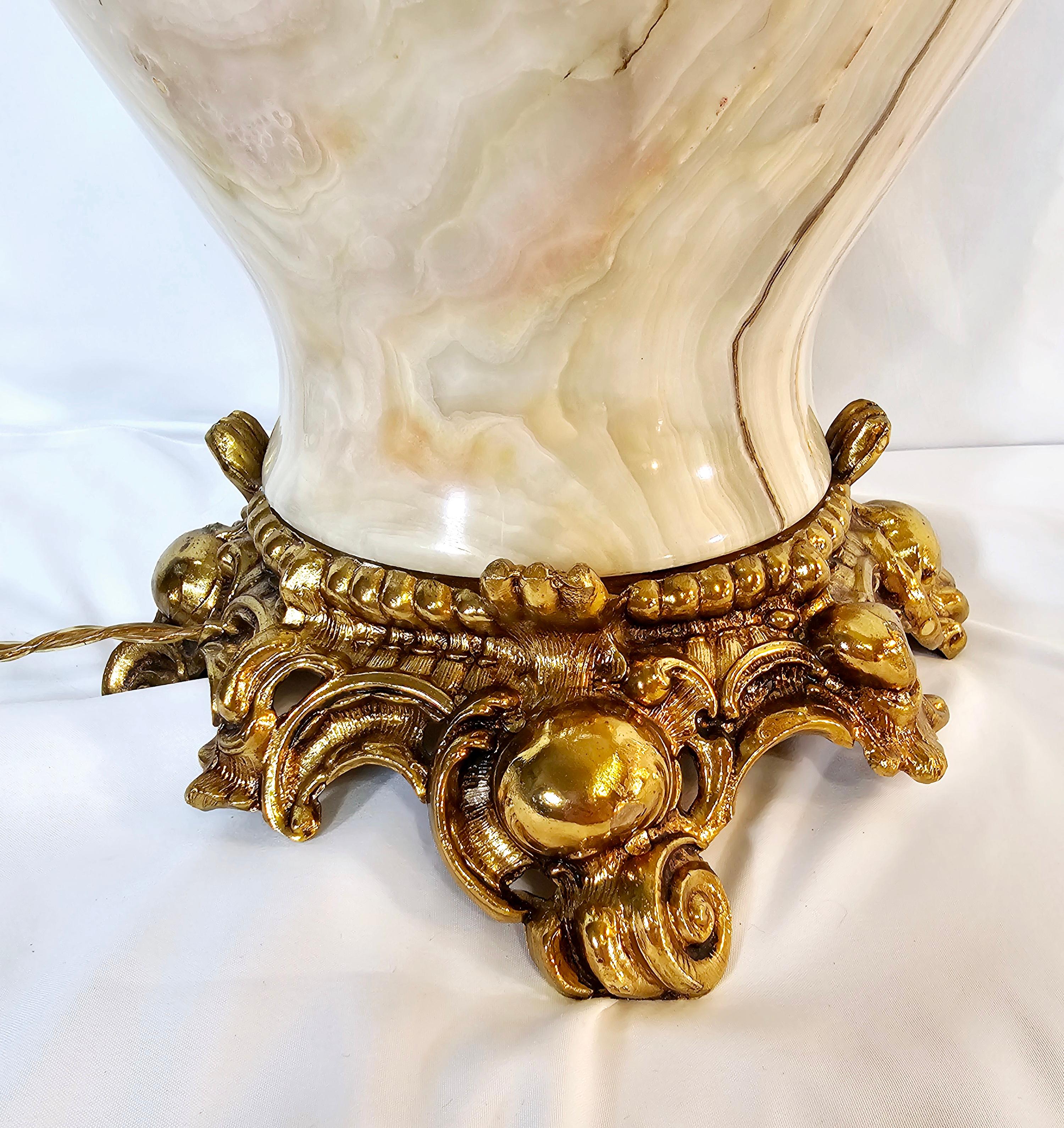 Vintage white Onyx and Brass Hollywood Regency Table Lamp  In Good Condition For Sale In Waxahachie, TX