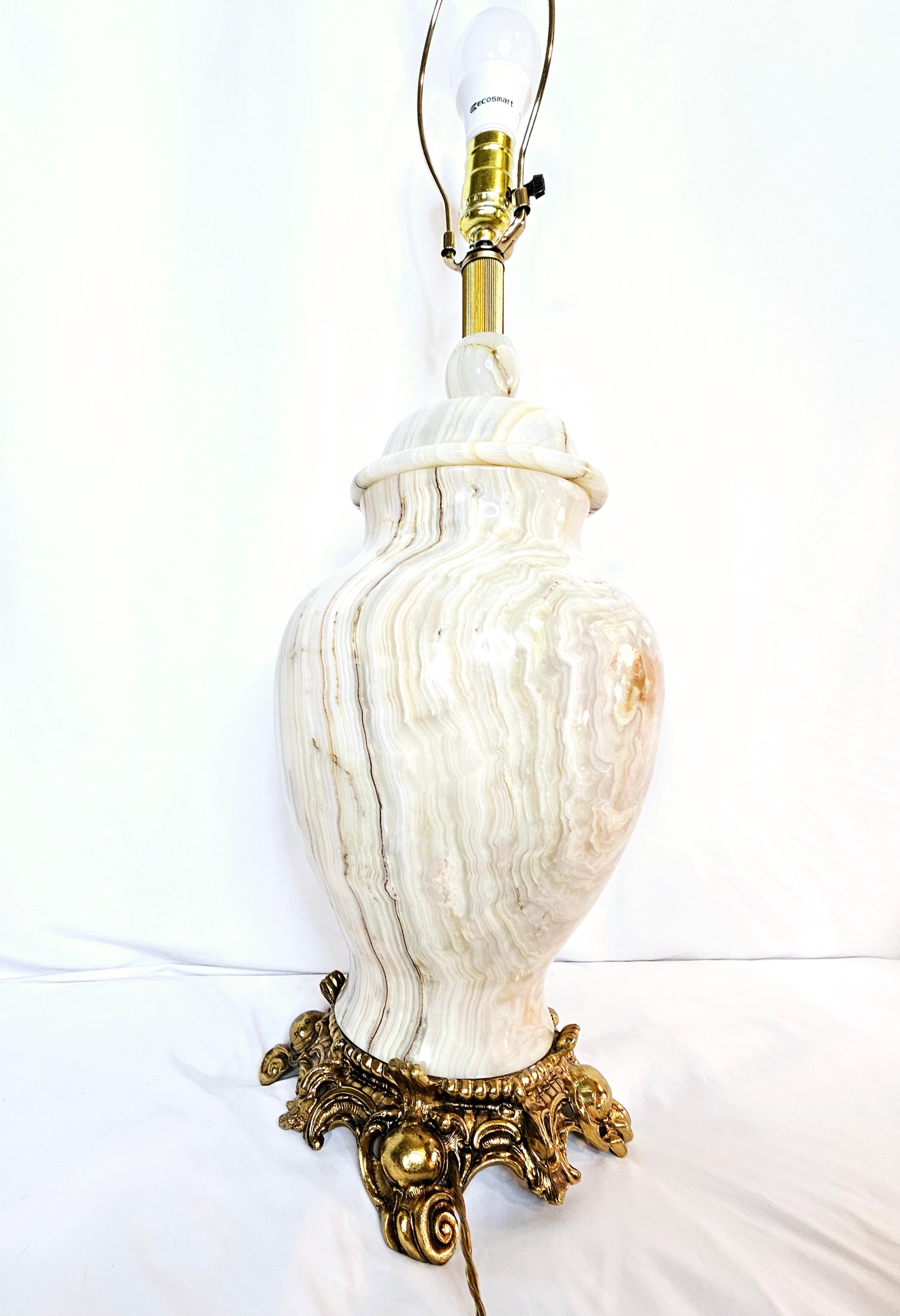 Vintage white Onyx and Brass Hollywood Regency Table Lamp  For Sale 1