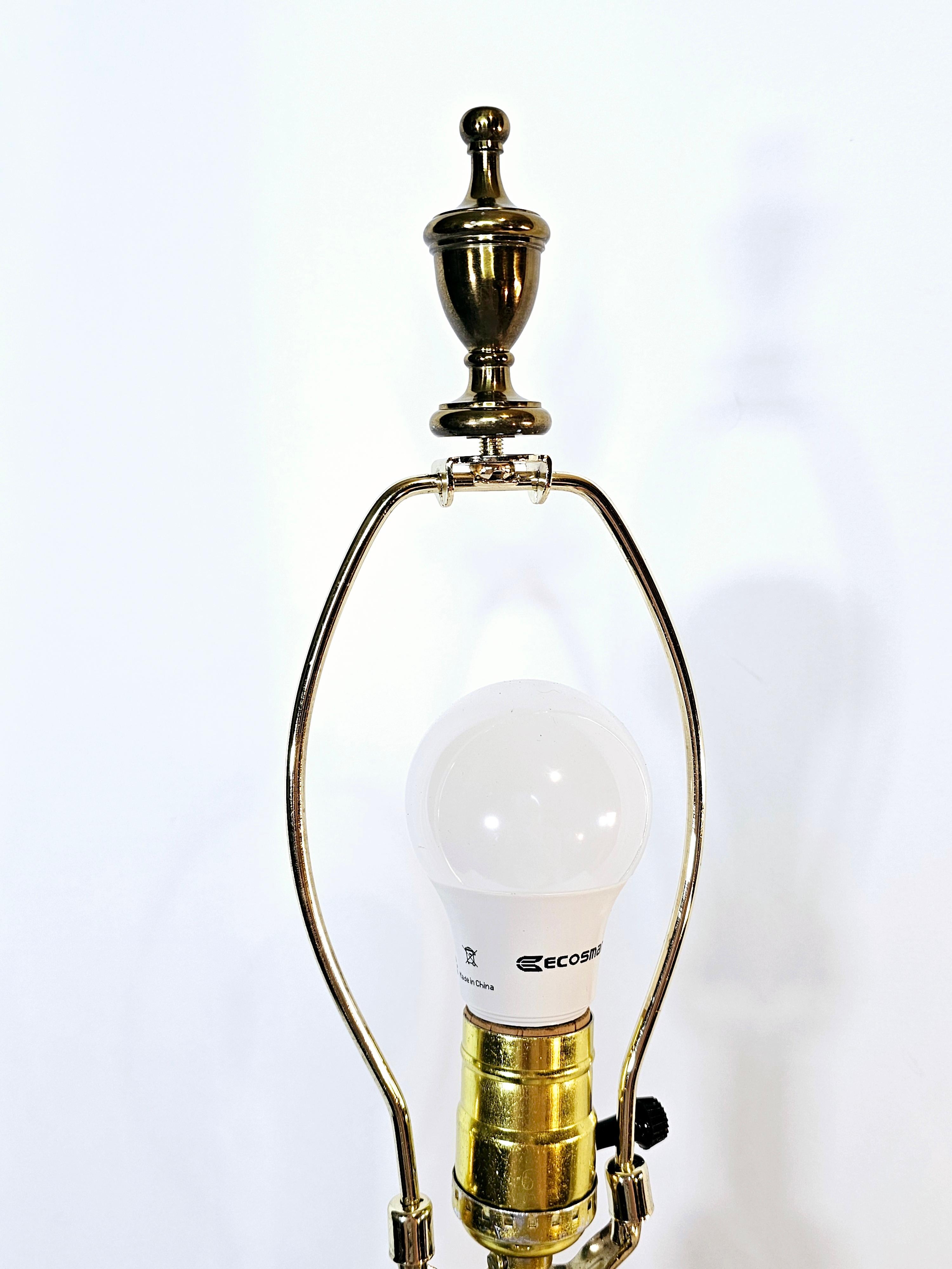 Vintage white Onyx and Brass Hollywood Regency Table Lamp  For Sale 3