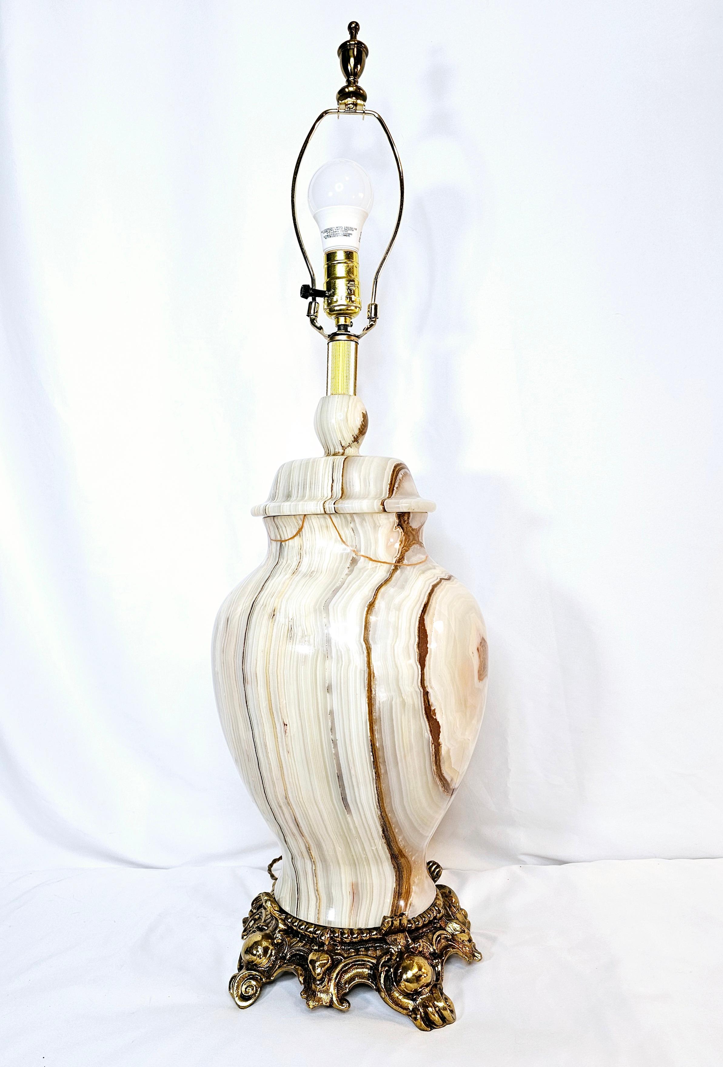Vintage white Onyx and Brass Hollywood Regency Table Lamp  For Sale 4
